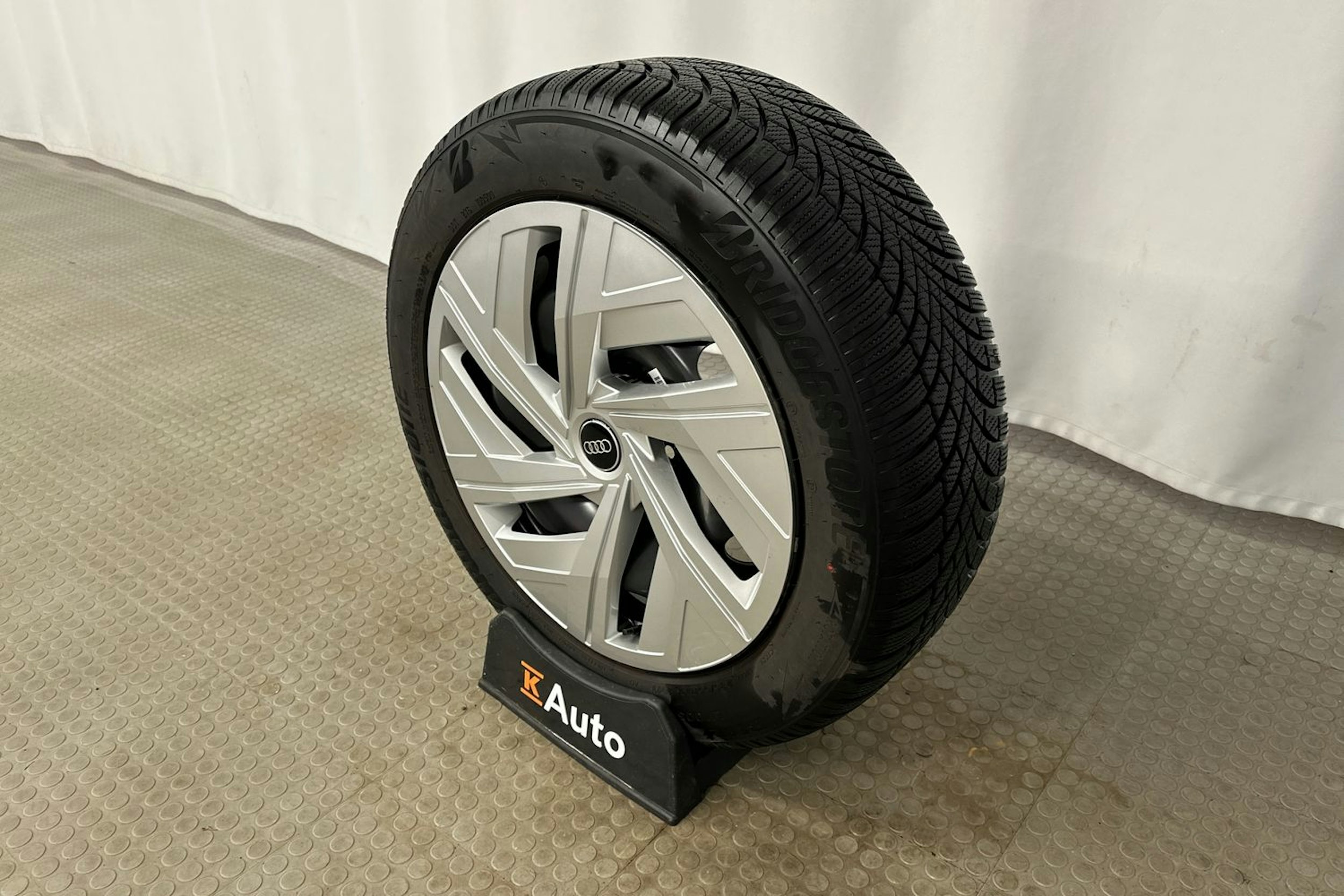 harmaa Audi Q4 e-tron 2023 kuva 12.