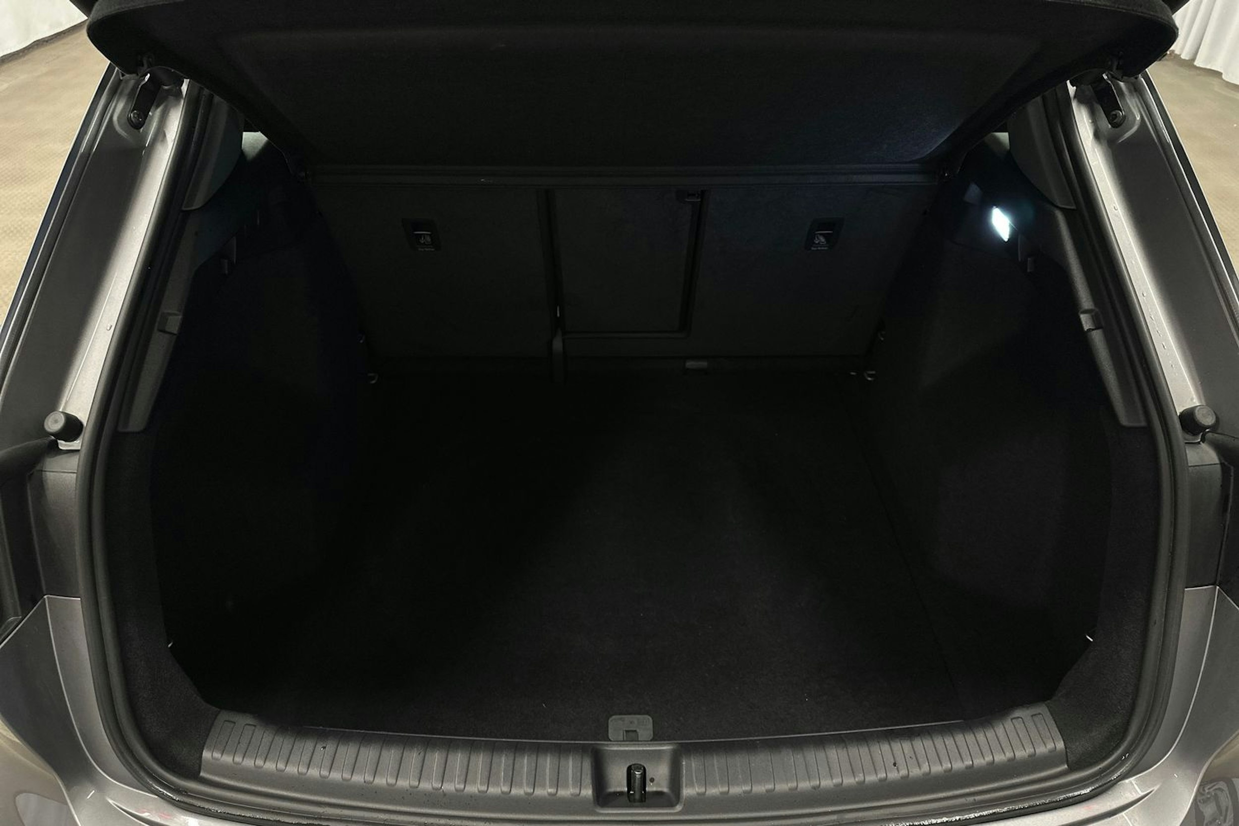 harmaa Audi Q4 e-tron 2023 kuva 13.