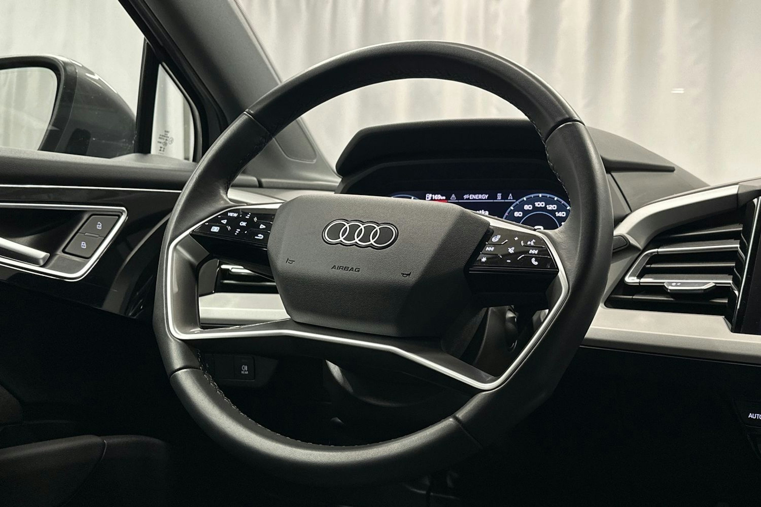harmaa Audi Q4 e-tron 2023 kuva 15.