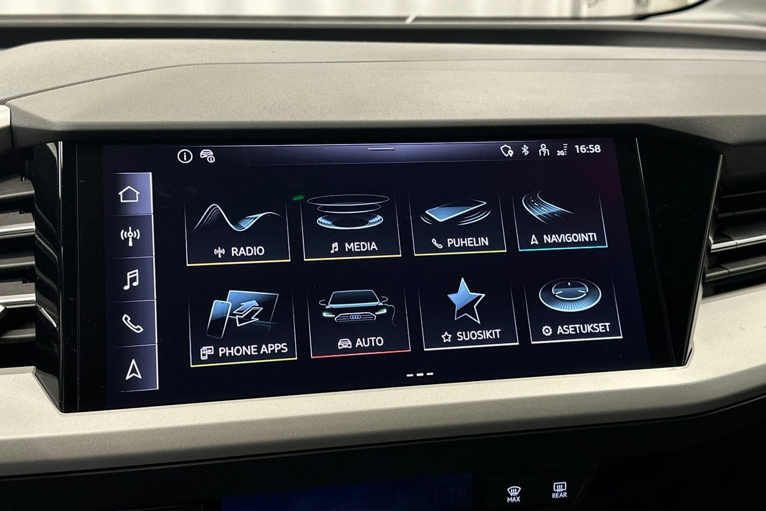 harmaa Audi Q4 e-tron 2023 kuva 21.
