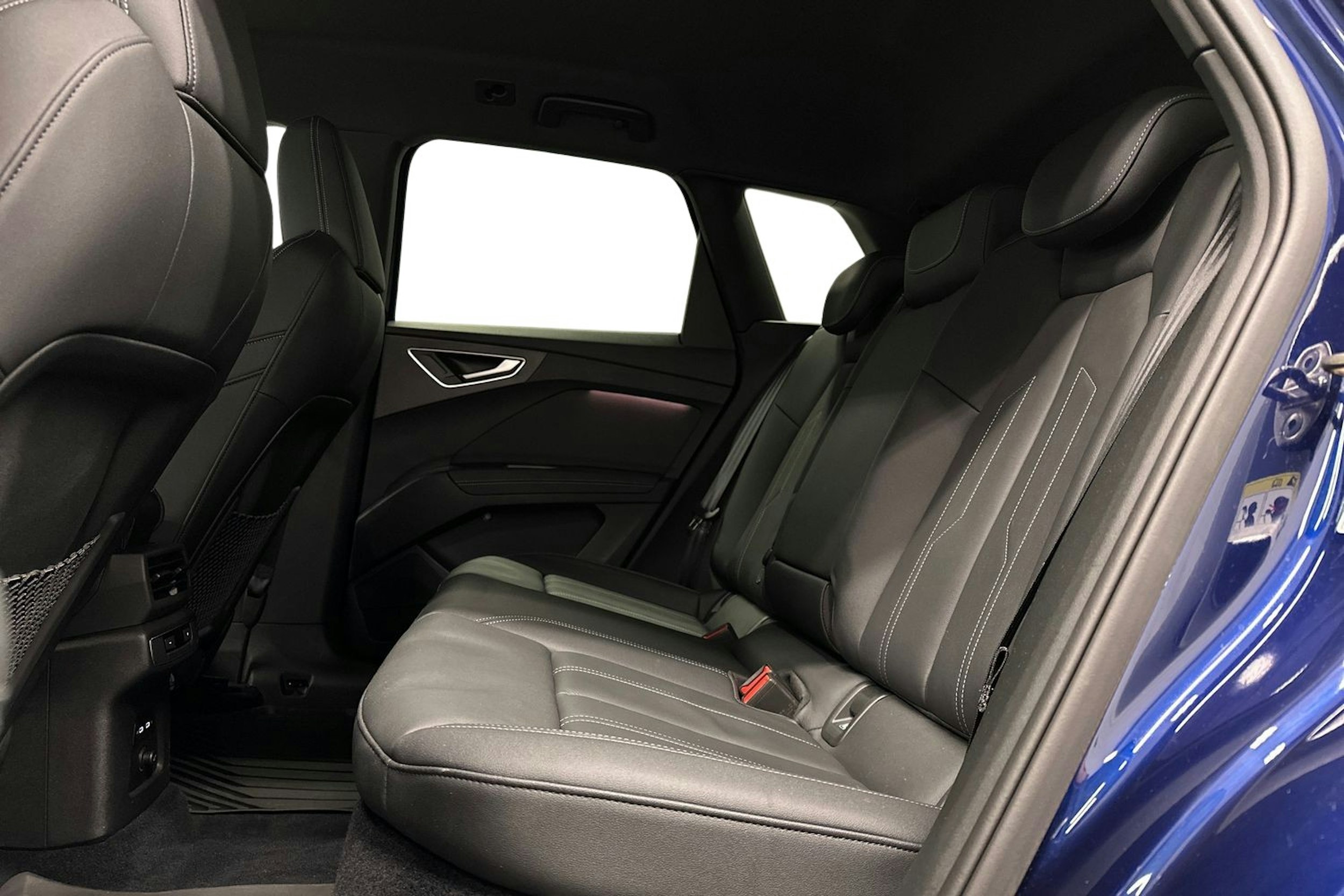 sininen Audi Q4 e-tron 2023 kuva 8.