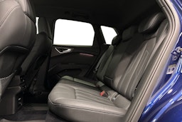 sininen Audi Q4 e-tron 2023 kuva 8.