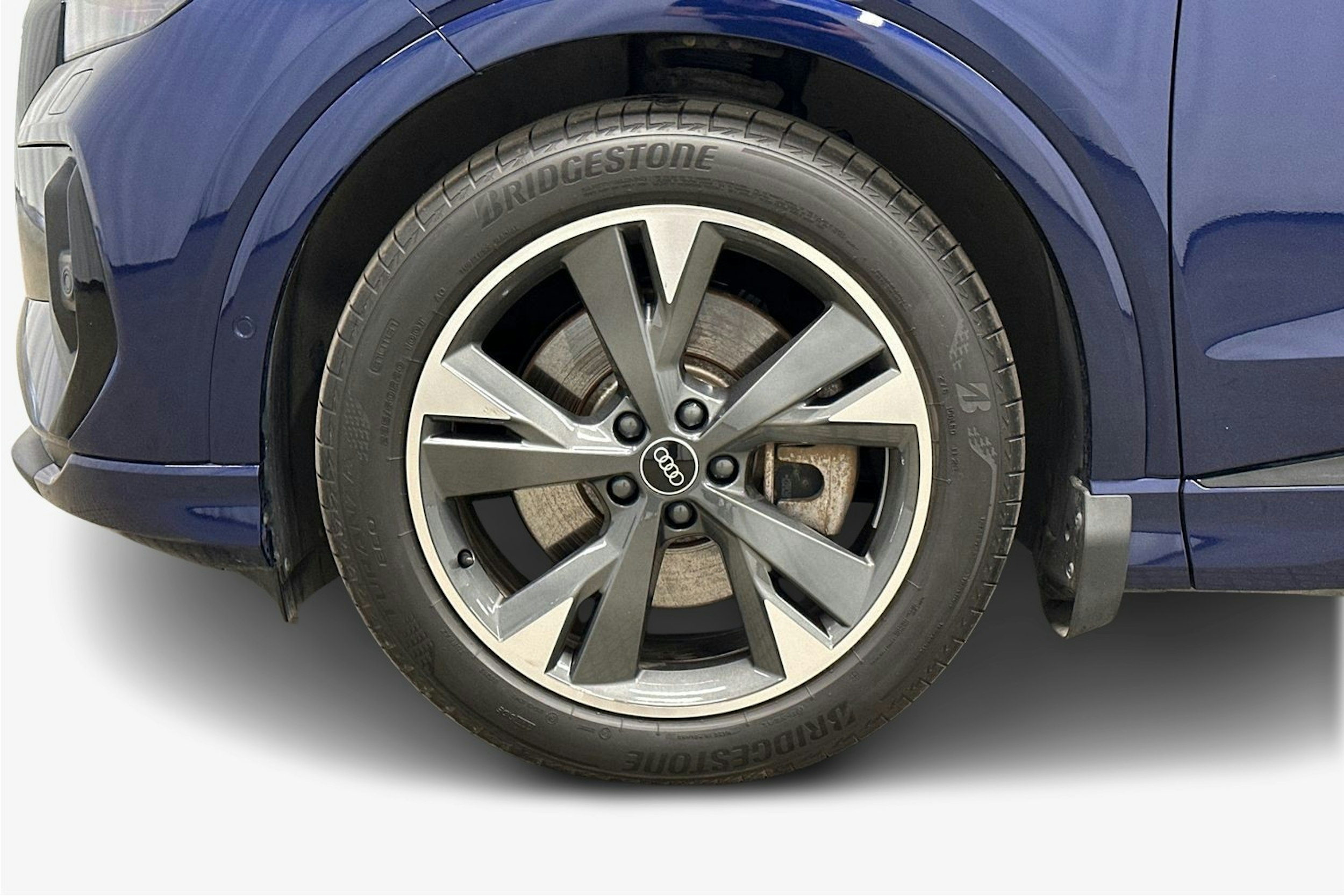 sininen Audi Q4 e-tron 2023 kuva 9.