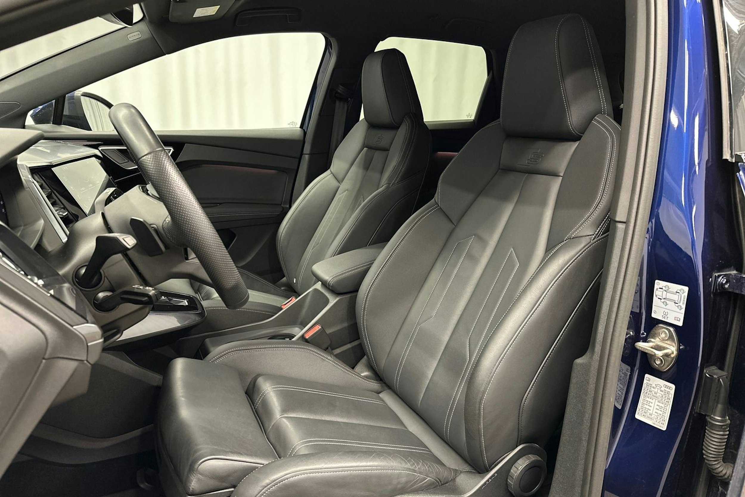 sininen Audi Q4 e-tron 2023 kuva 11.