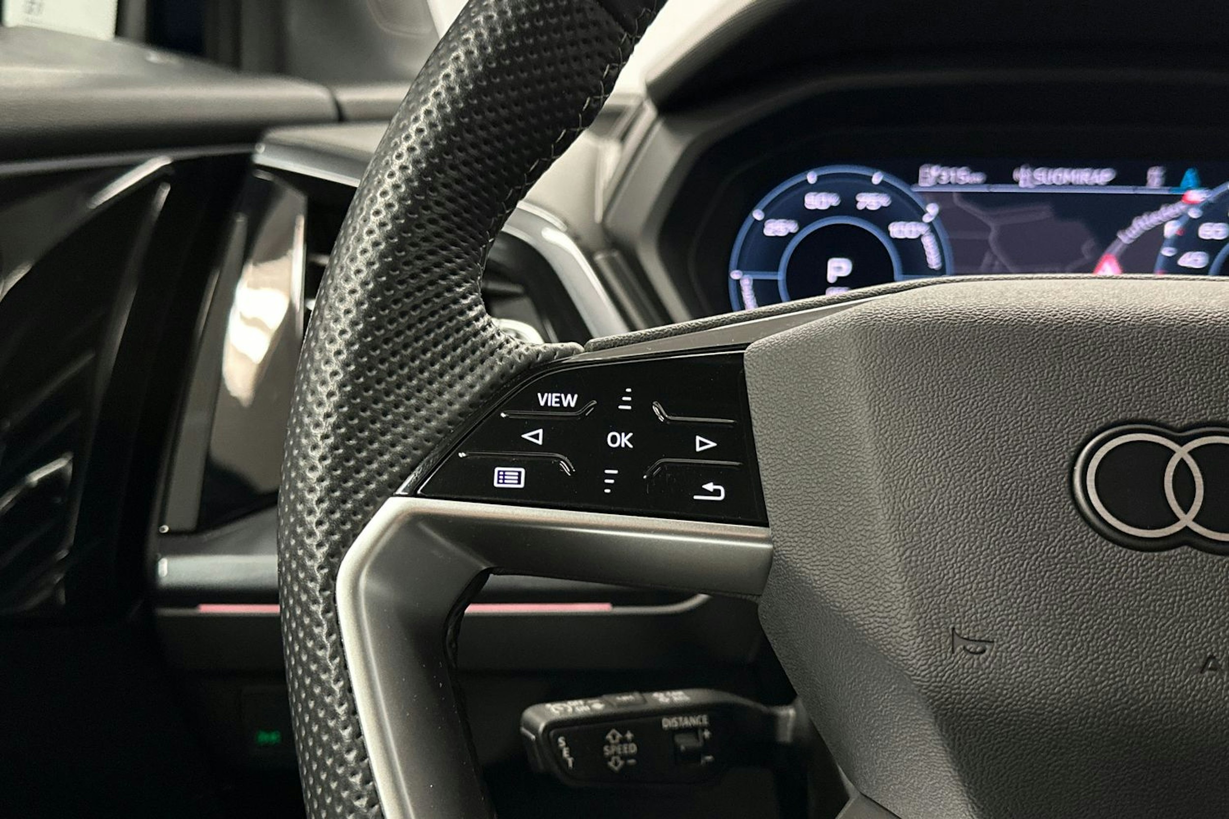 sininen Audi Q4 e-tron 2023 kuva 13.