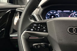 sininen Audi Q4 e-tron 2023 kuva 13.