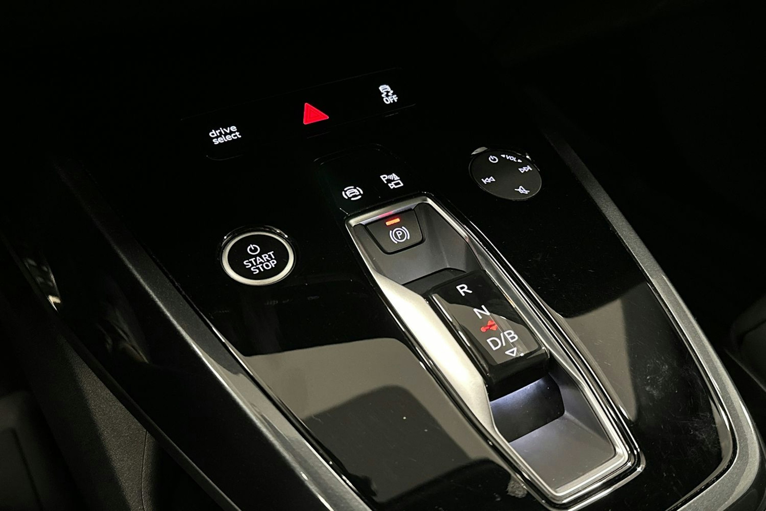 sininen Audi Q4 e-tron 2023 kuva 18.