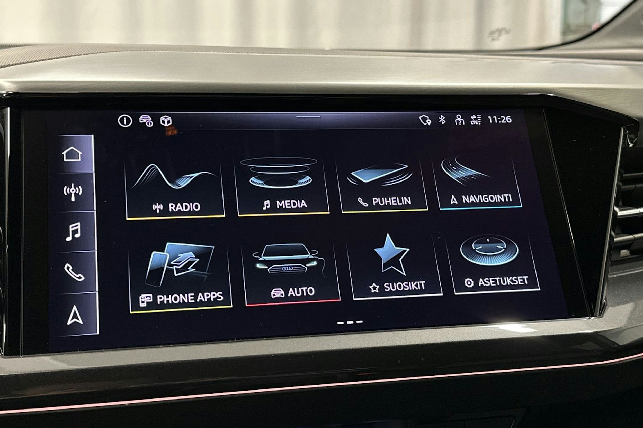 sininen Audi Q4 e-tron 2023 kuva 21.