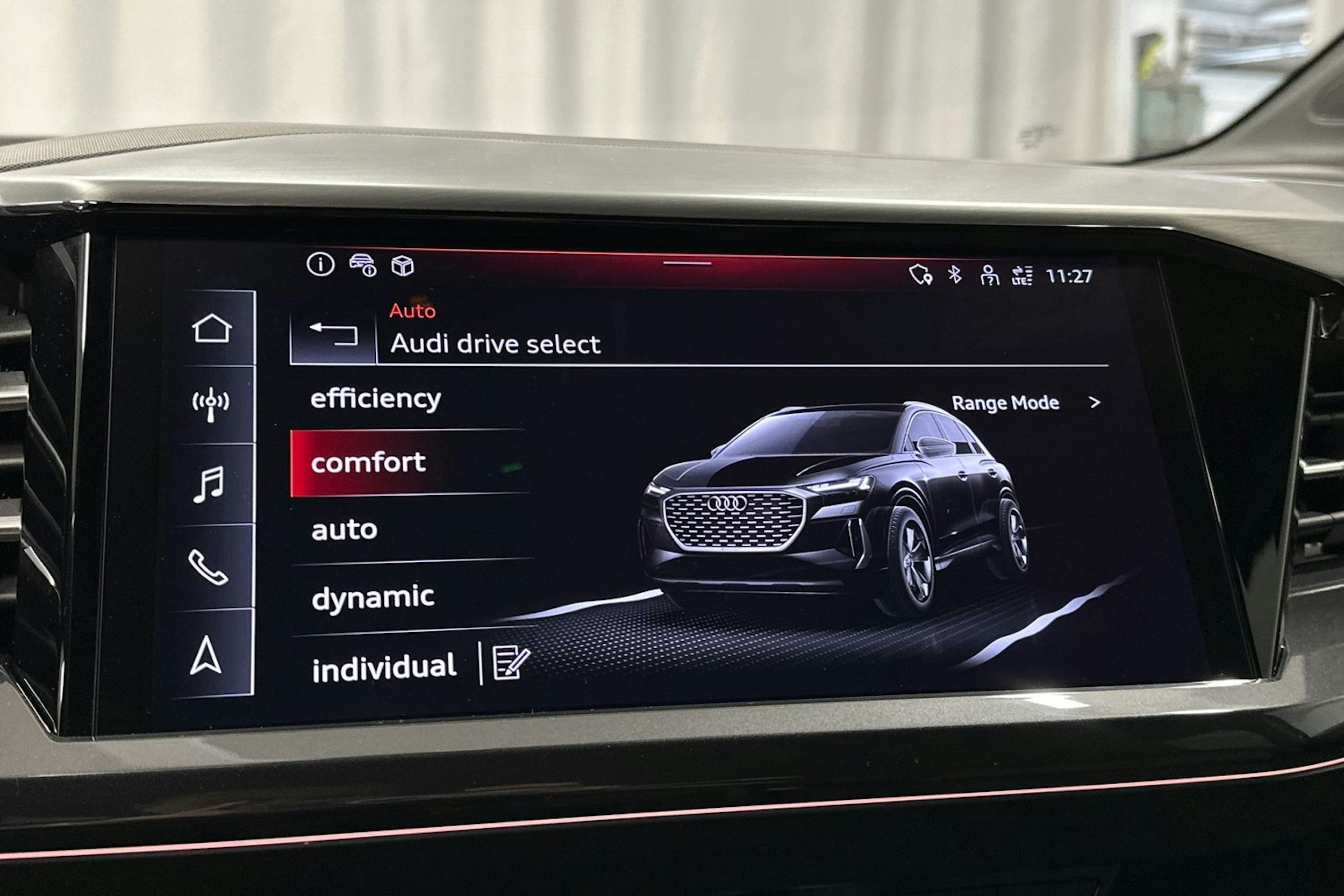 sininen Audi Q4 e-tron 2023 kuva 24.