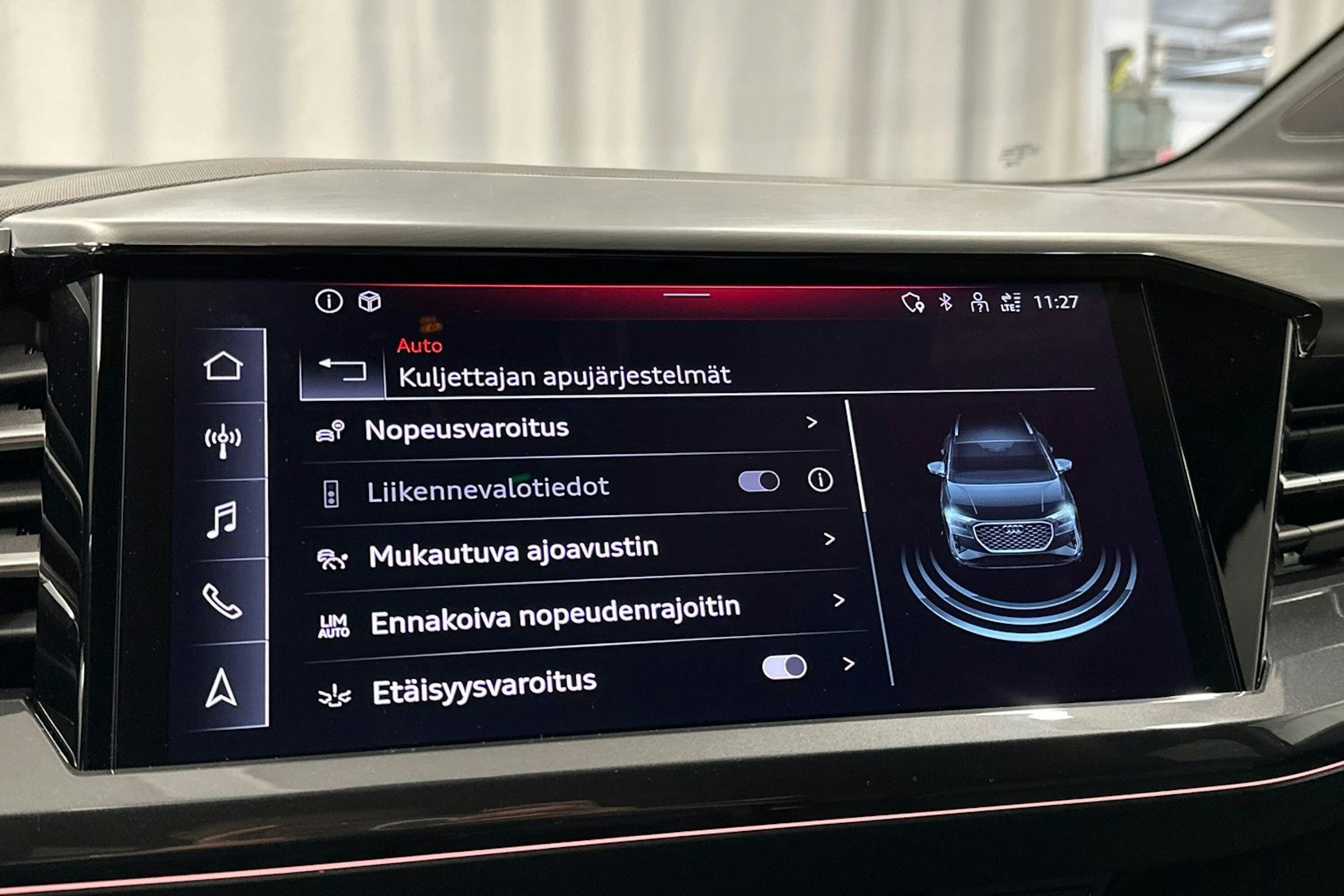 sininen Audi Q4 e-tron 2023 kuva 25.