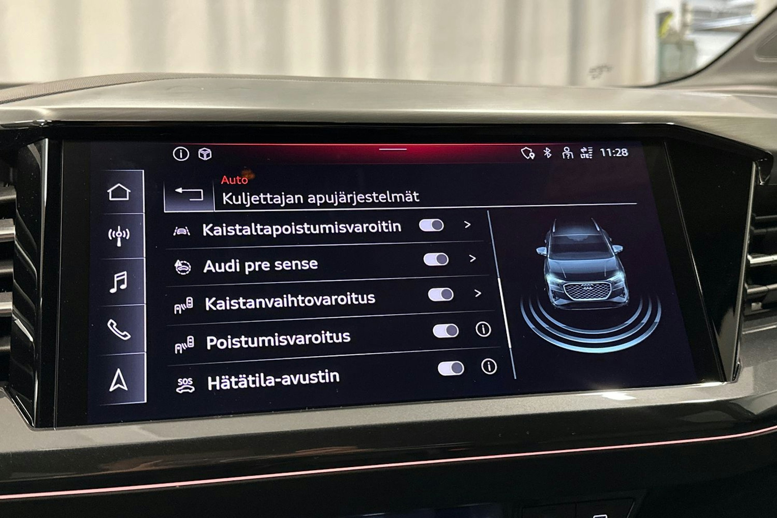 sininen Audi Q4 e-tron 2023 kuva 26.