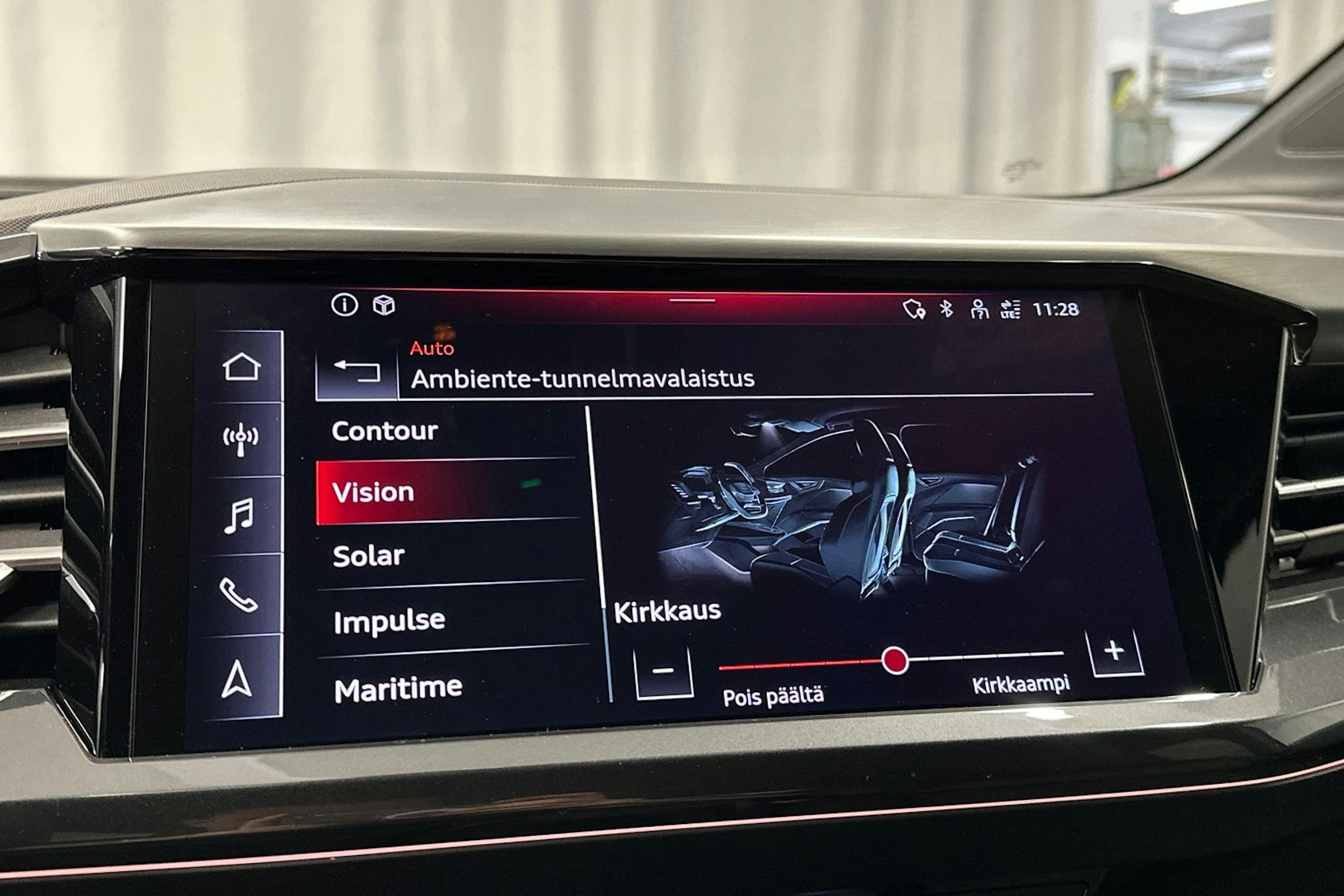 sininen Audi Q4 e-tron 2023 kuva 28.