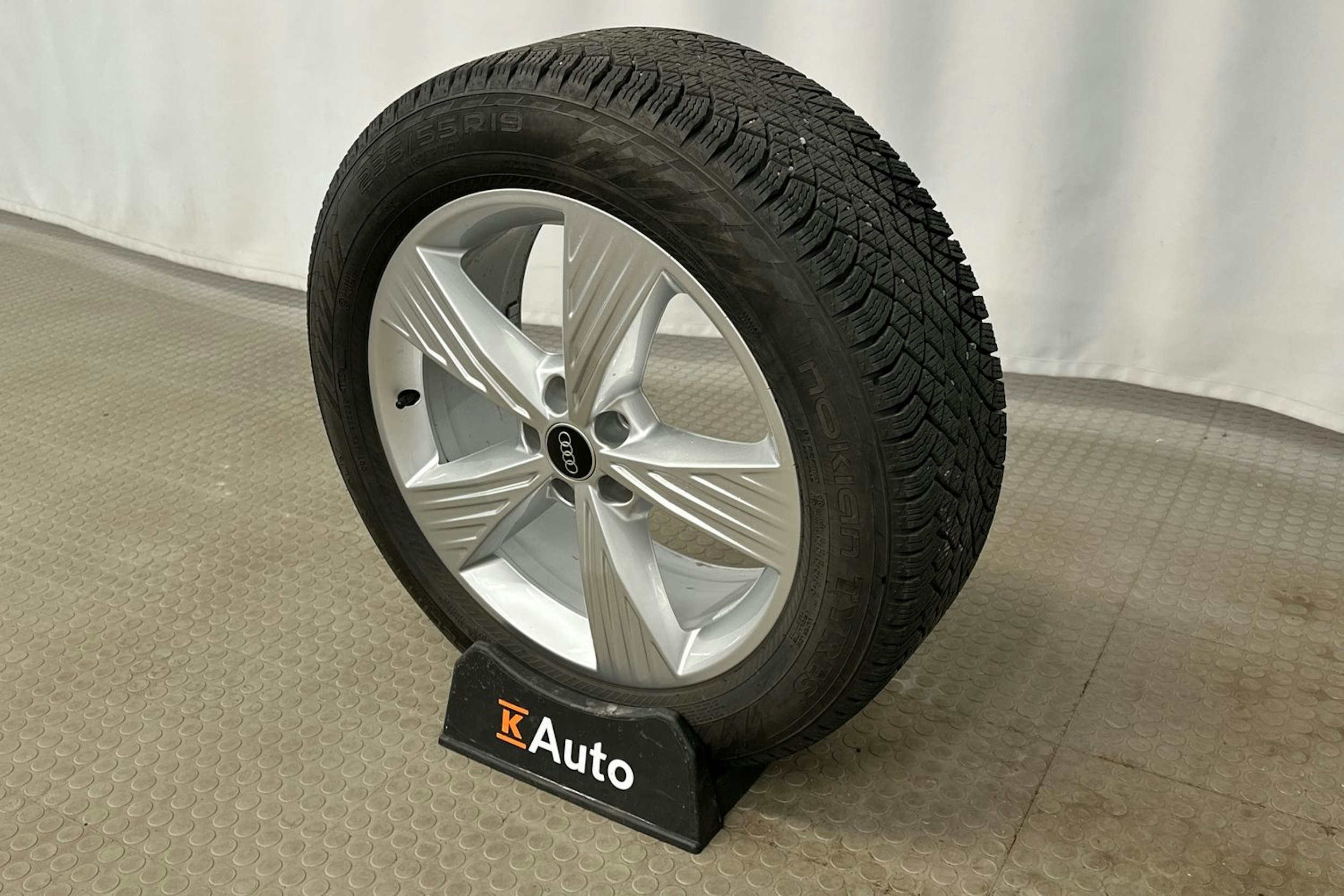 harmaa Audi Q4 e-tron 2023 kuva 13.