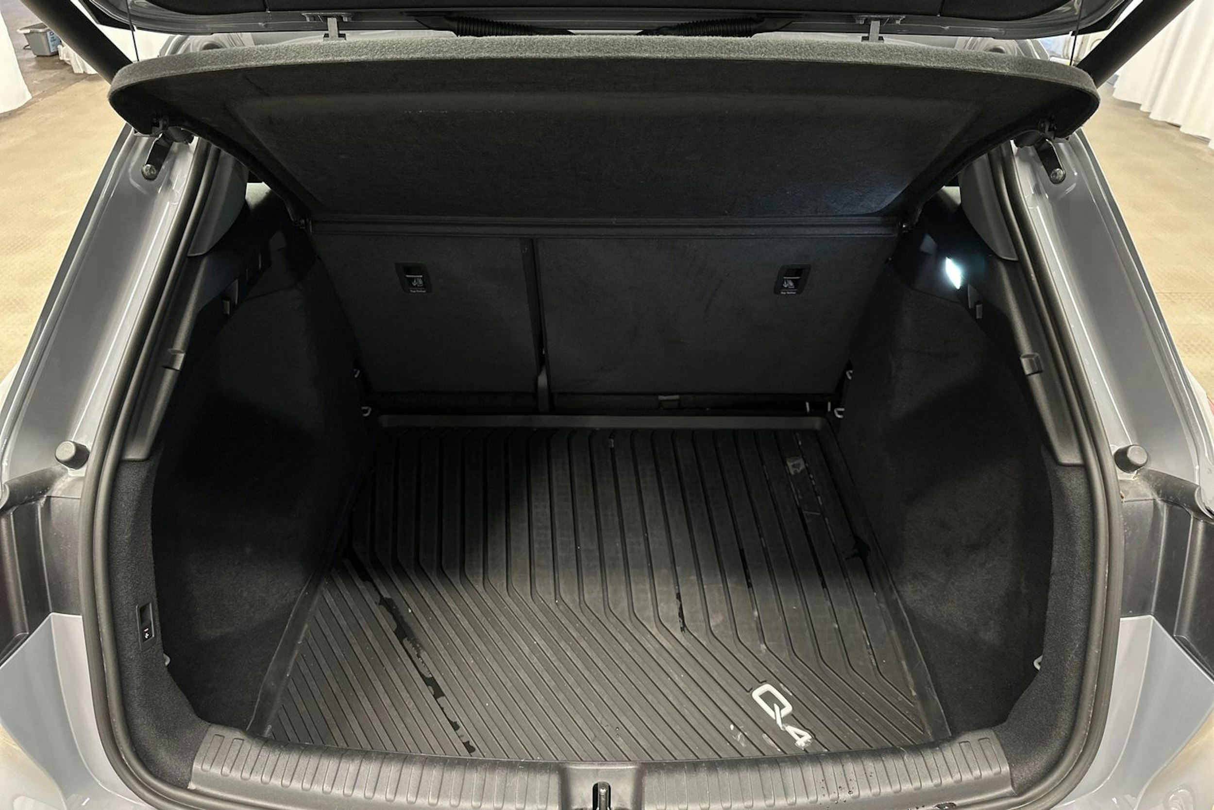 harmaa Audi Q4 e-tron 2023 kuva 14.