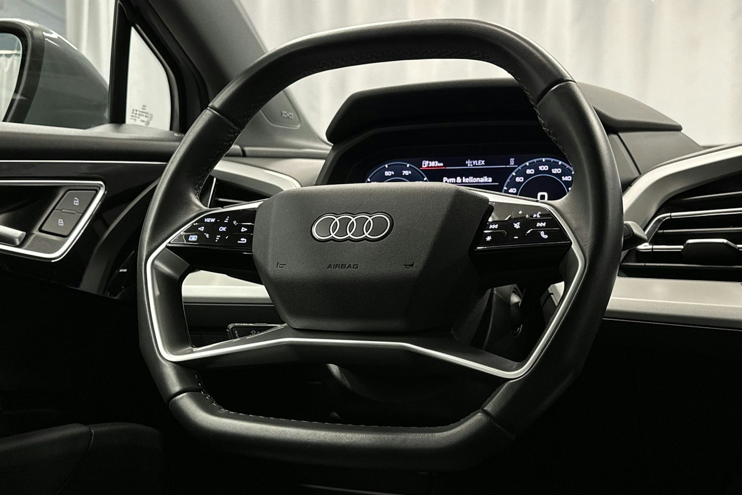 harmaa Audi Q4 e-tron 2023 kuva 18.