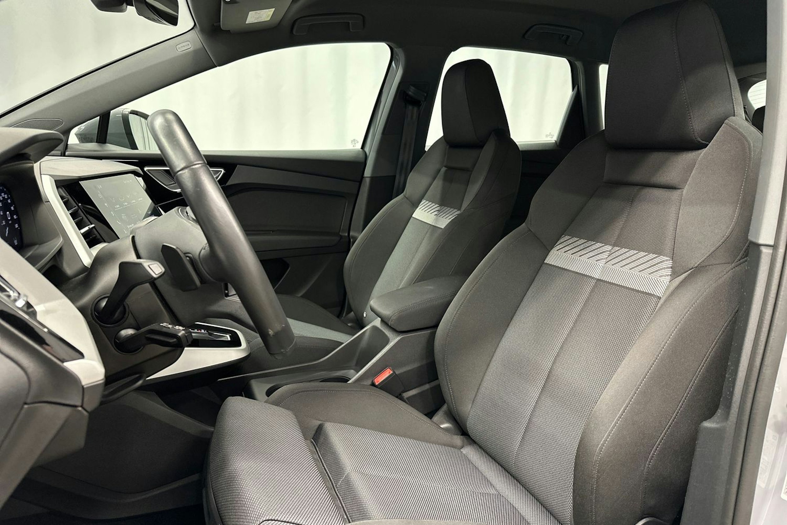 harmaa Audi Q4 e-tron 2023 kuva 19.
