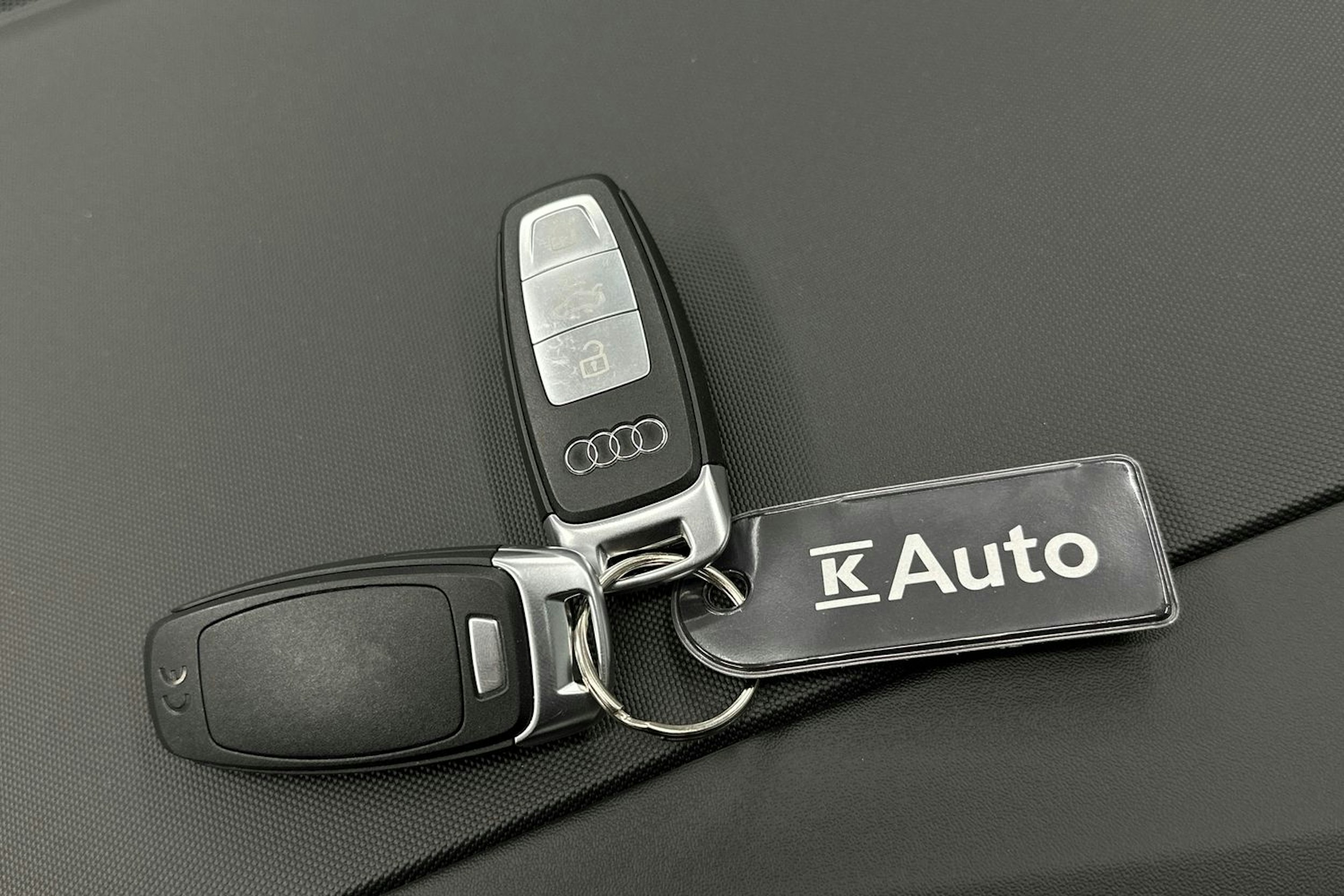 harmaa Audi Q4 e-tron 2023 kuva 32.