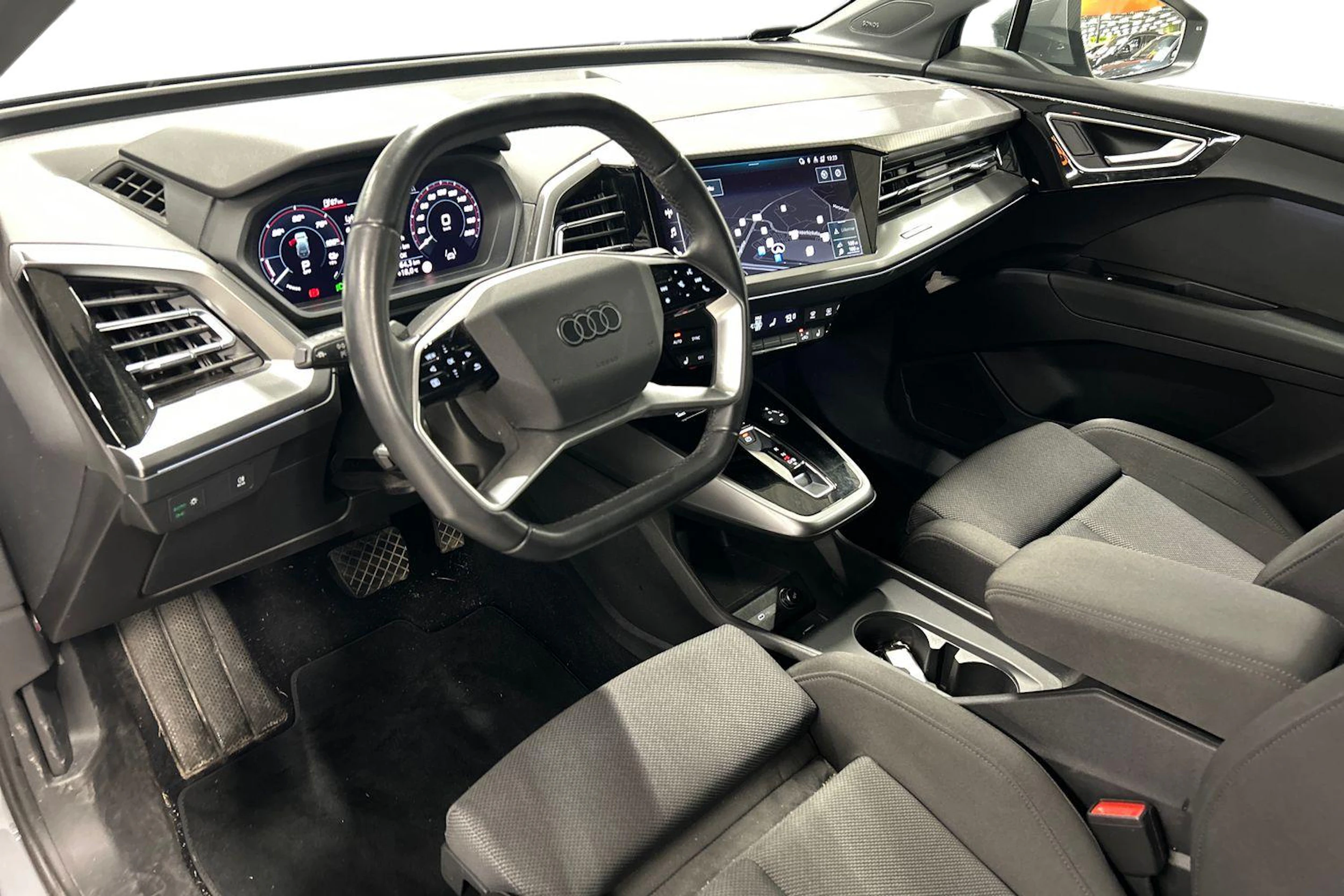 harmaa Audi Q4 e-tron 2023 kuva 3.