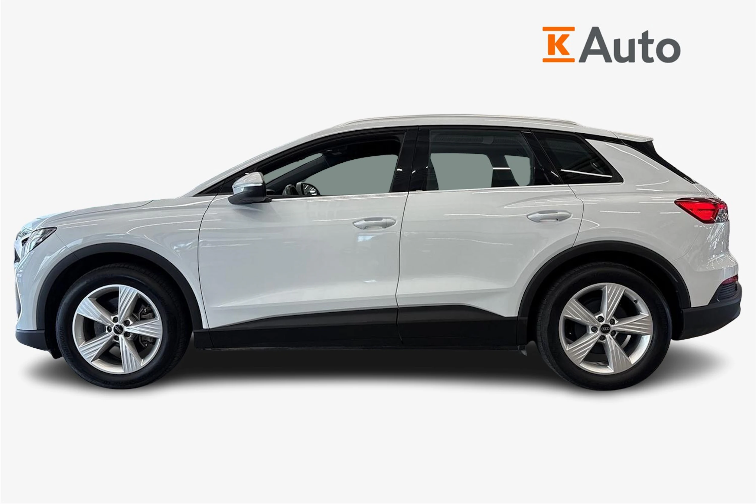 valkoinen Audi Q4 e-tron 2023 kuva 5.