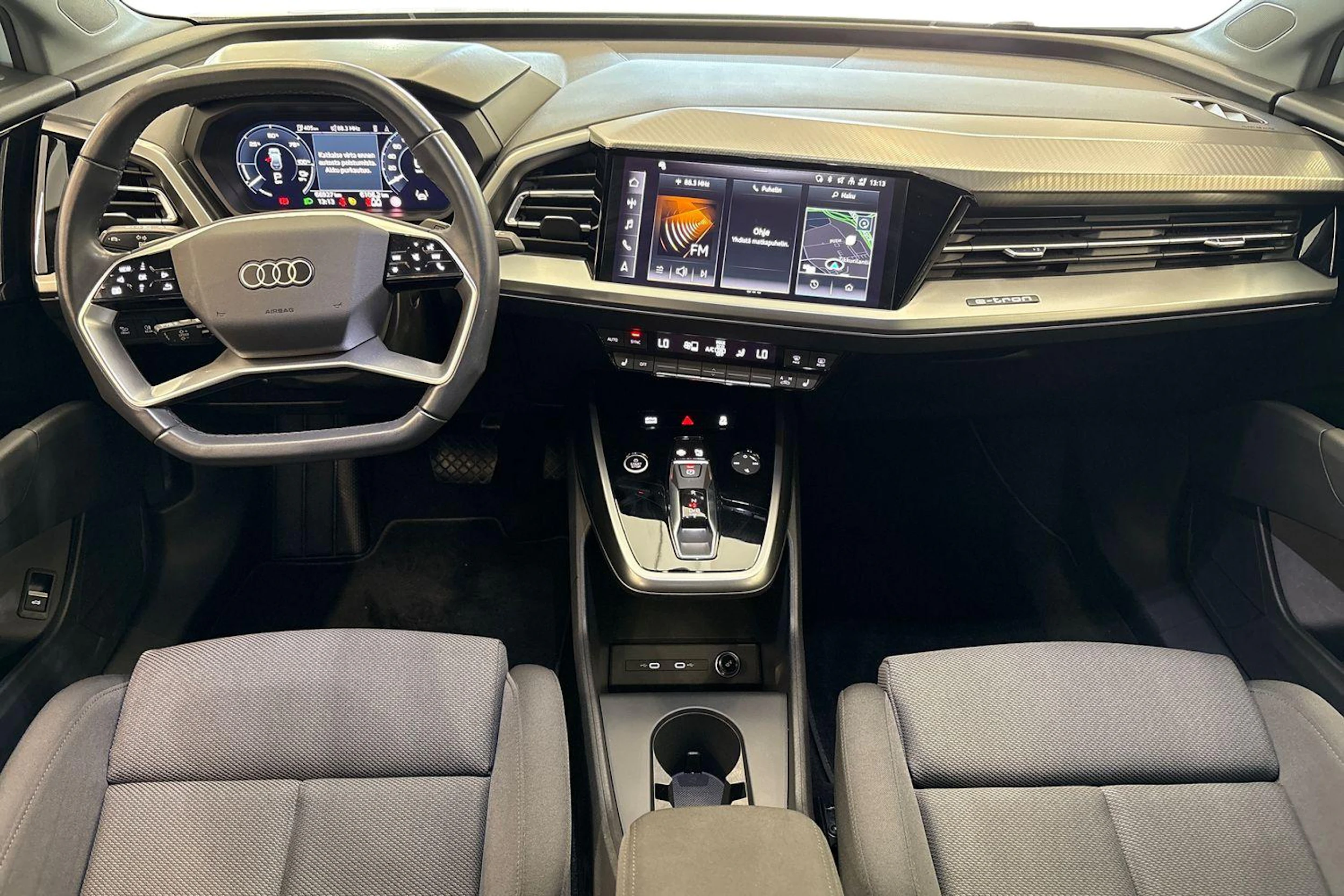 valkoinen Audi Q4 e-tron 2023 kuva 7.