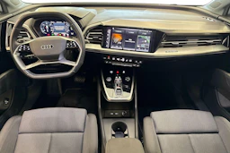 valkoinen Audi Q4 e-tron 2023 kuva 7.