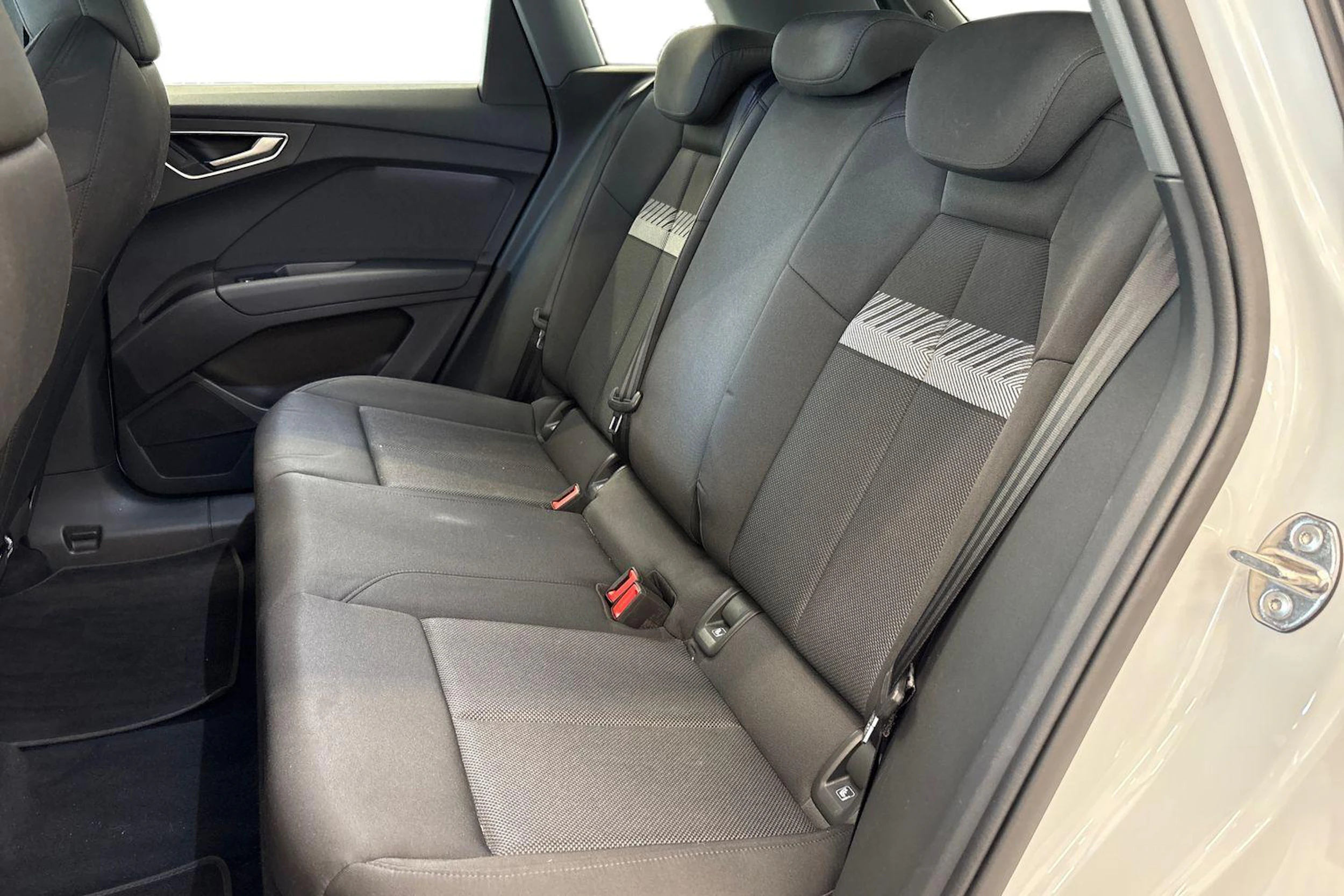 valkoinen Audi Q4 e-tron 2023 kuva 8.