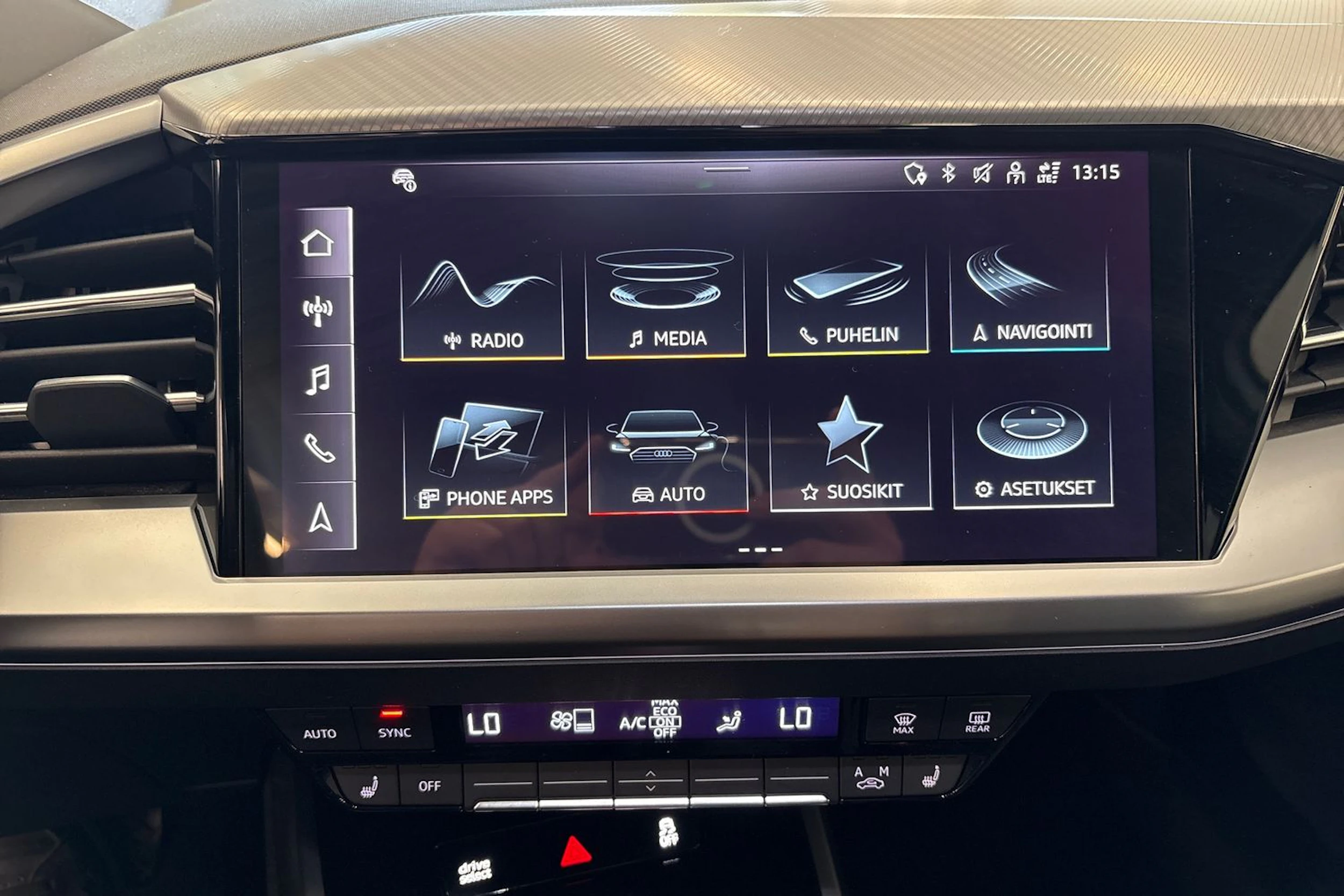 valkoinen Audi Q4 e-tron 2023 kuva 12.
