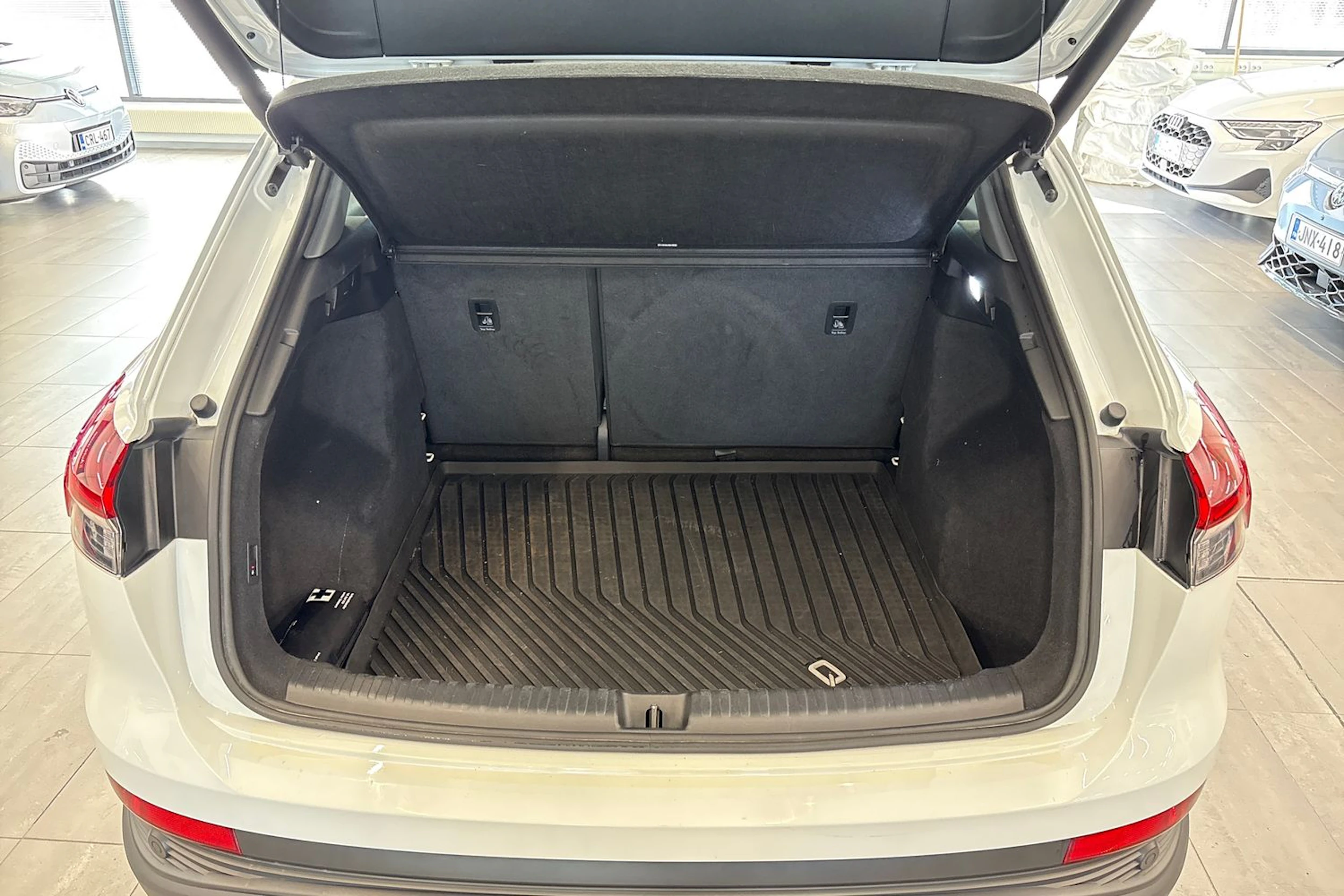 valkoinen Audi Q4 e-tron 2023 kuva 15.
