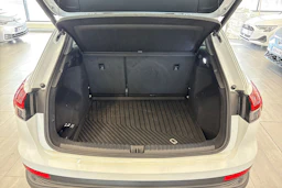 valkoinen Audi Q4 e-tron 2023 kuva 15.