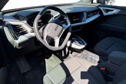 Harmaa Audi Q4 e-tron 2023 kuva 3.