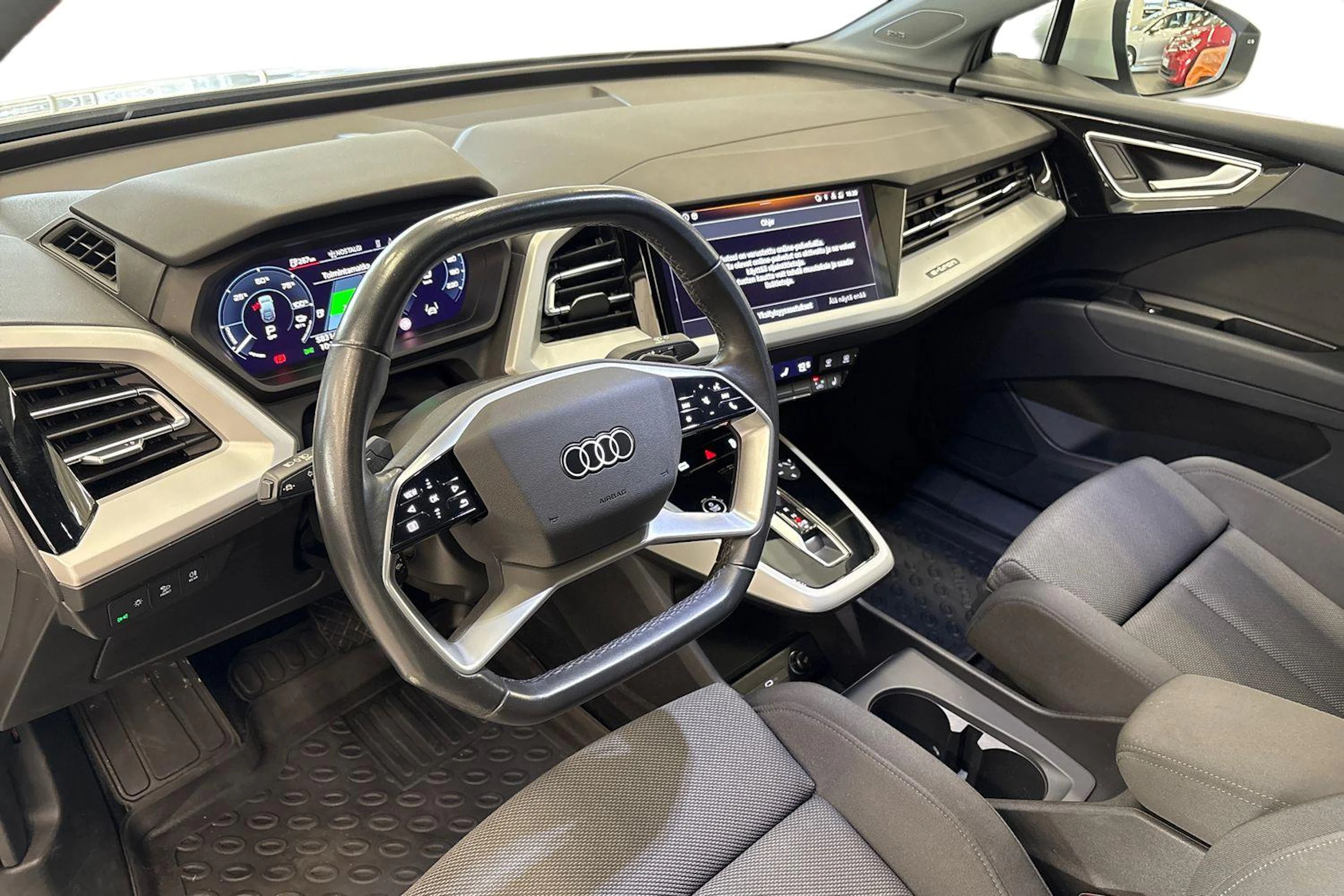 valkoinen Audi Q4 e-tron 2023 kuva 6.