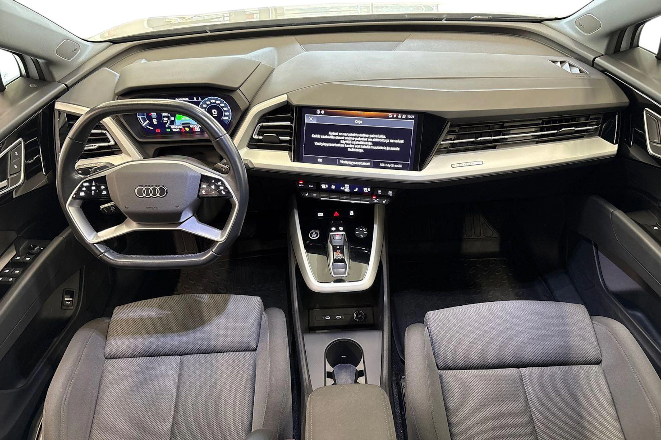 valkoinen Audi Q4 e-tron 2023 kuva 7.