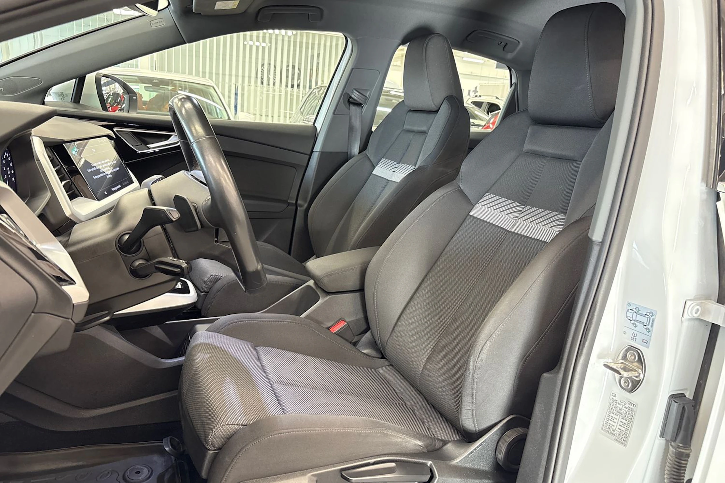 valkoinen Audi Q4 e-tron 2023 kuva 11.