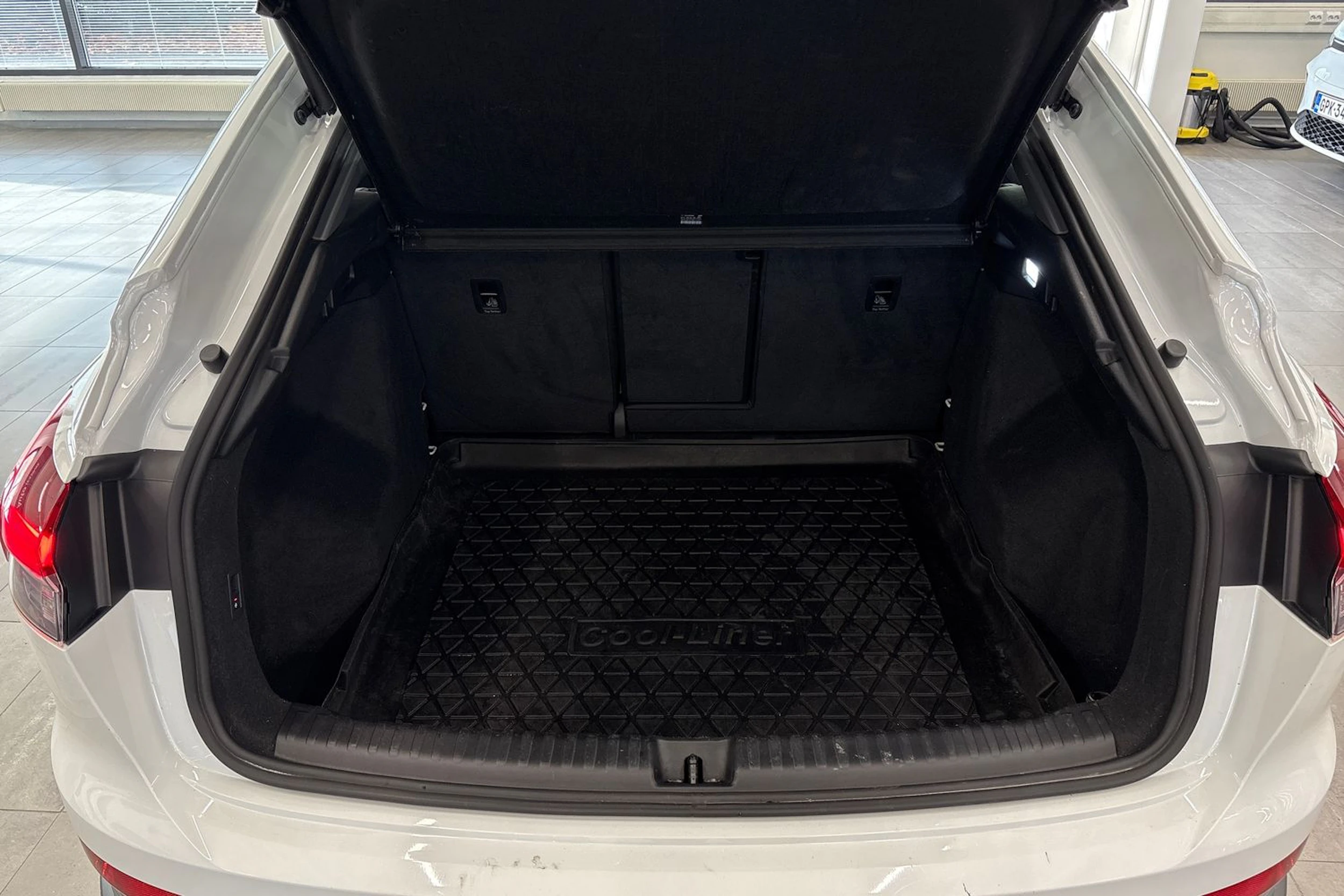 valkoinen Audi Q4 e-tron 2023 kuva 15.
