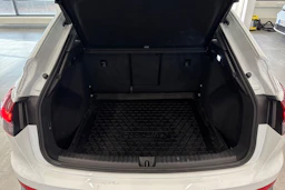 valkoinen Audi Q4 e-tron 2023 kuva 15.
