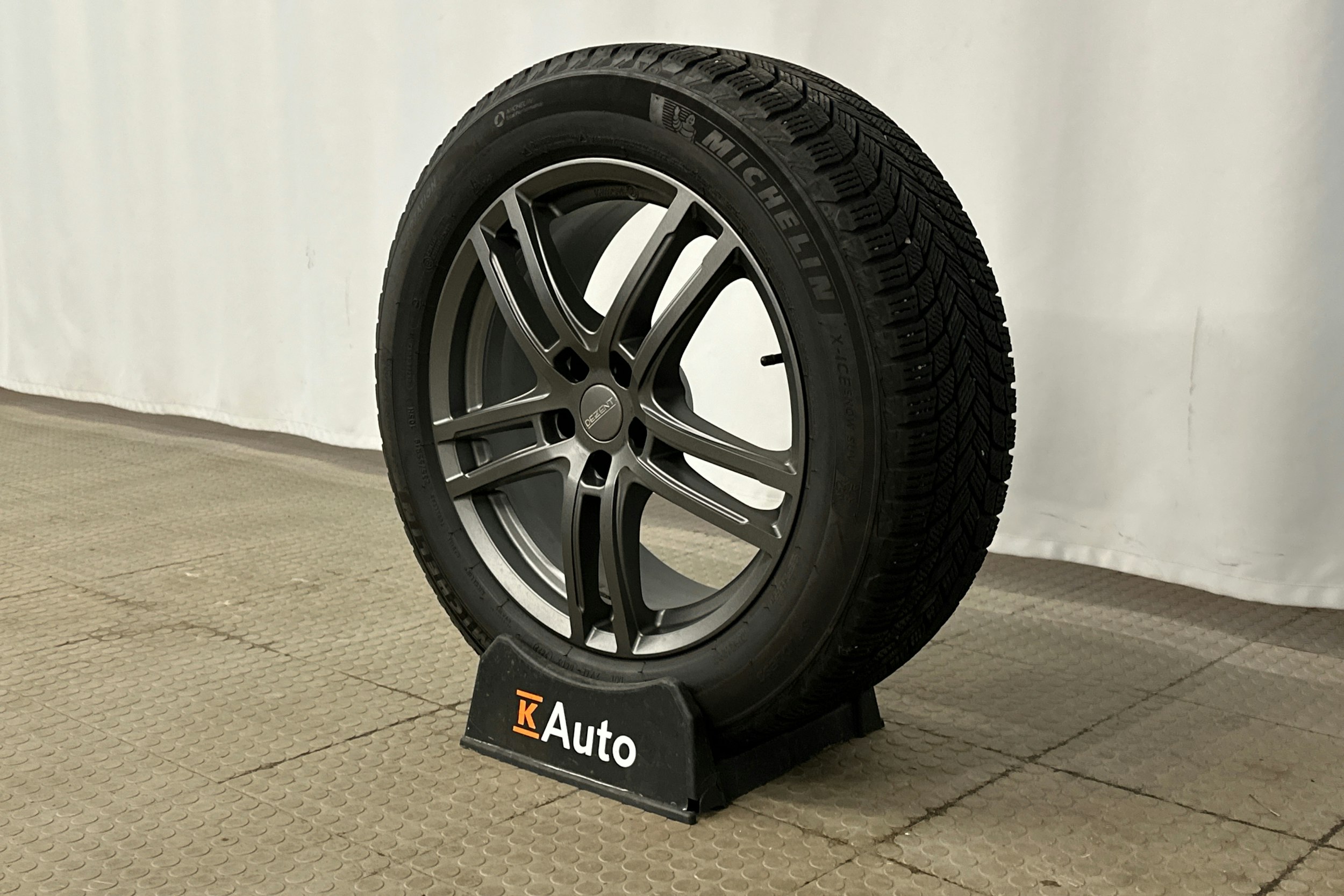 harmaa Audi Q4 e-tron 2023 kuva 13.