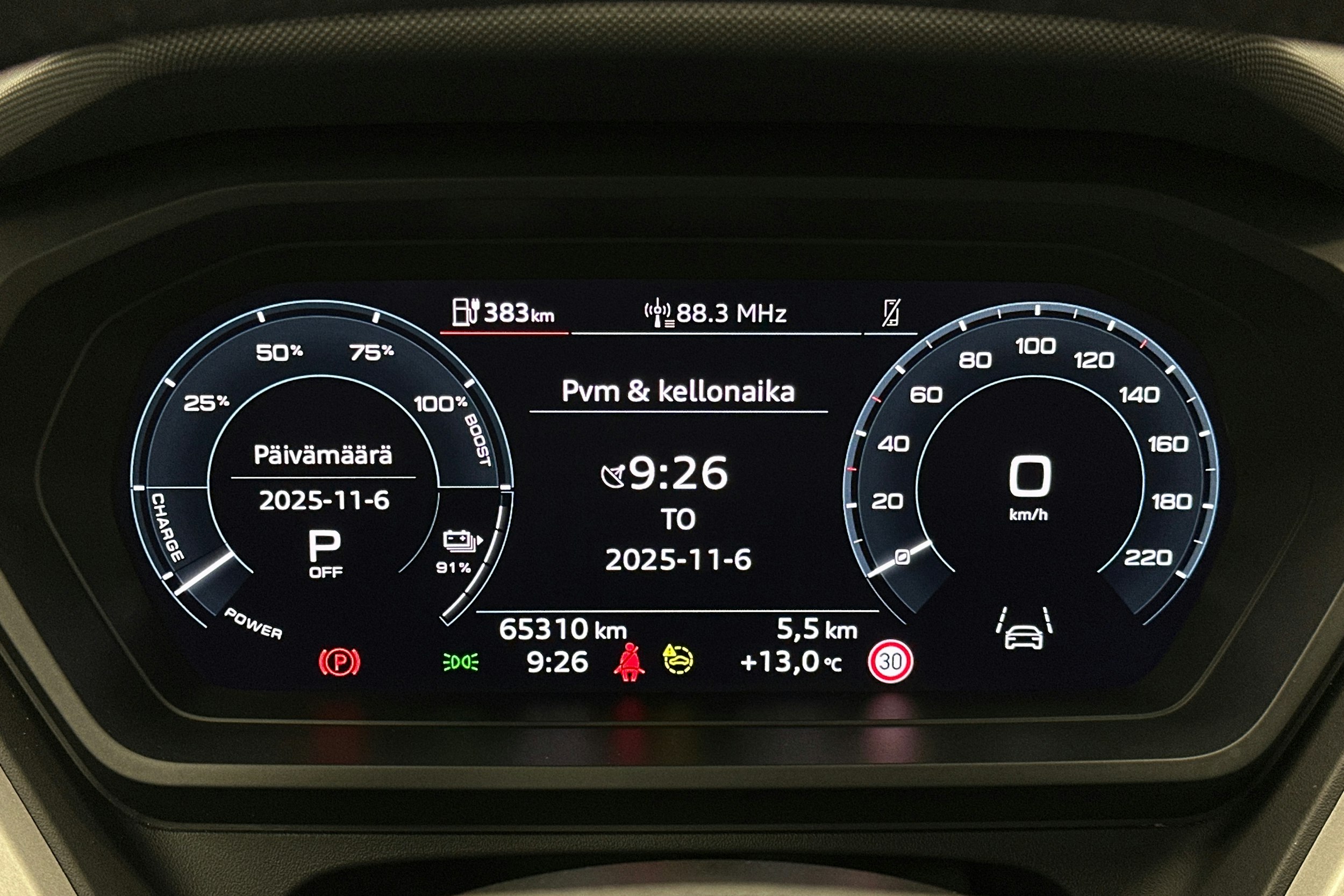 harmaa Audi Q4 e-tron 2023 kuva 23.