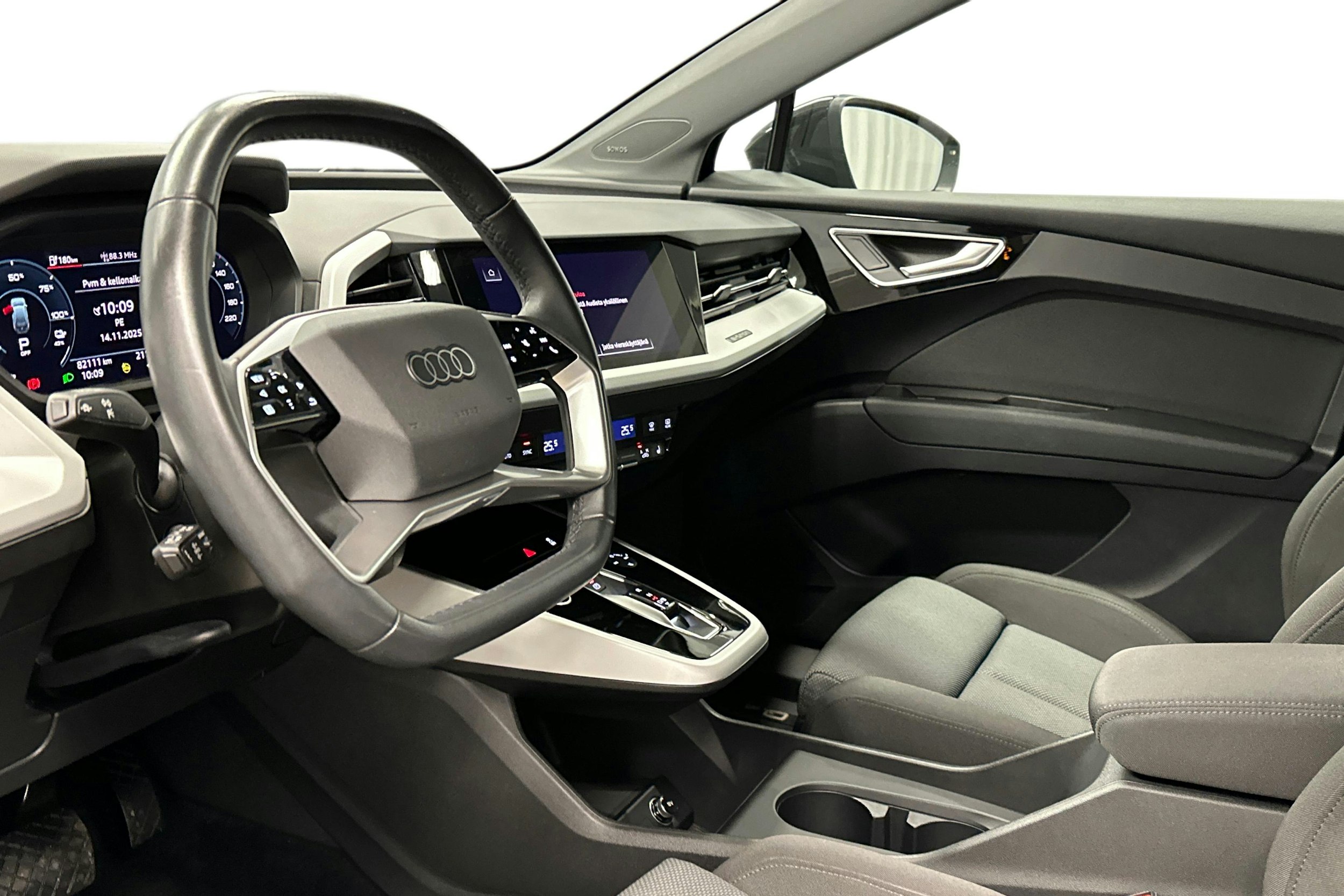 musta Audi Q4 e-tron 2023 kuva 7.