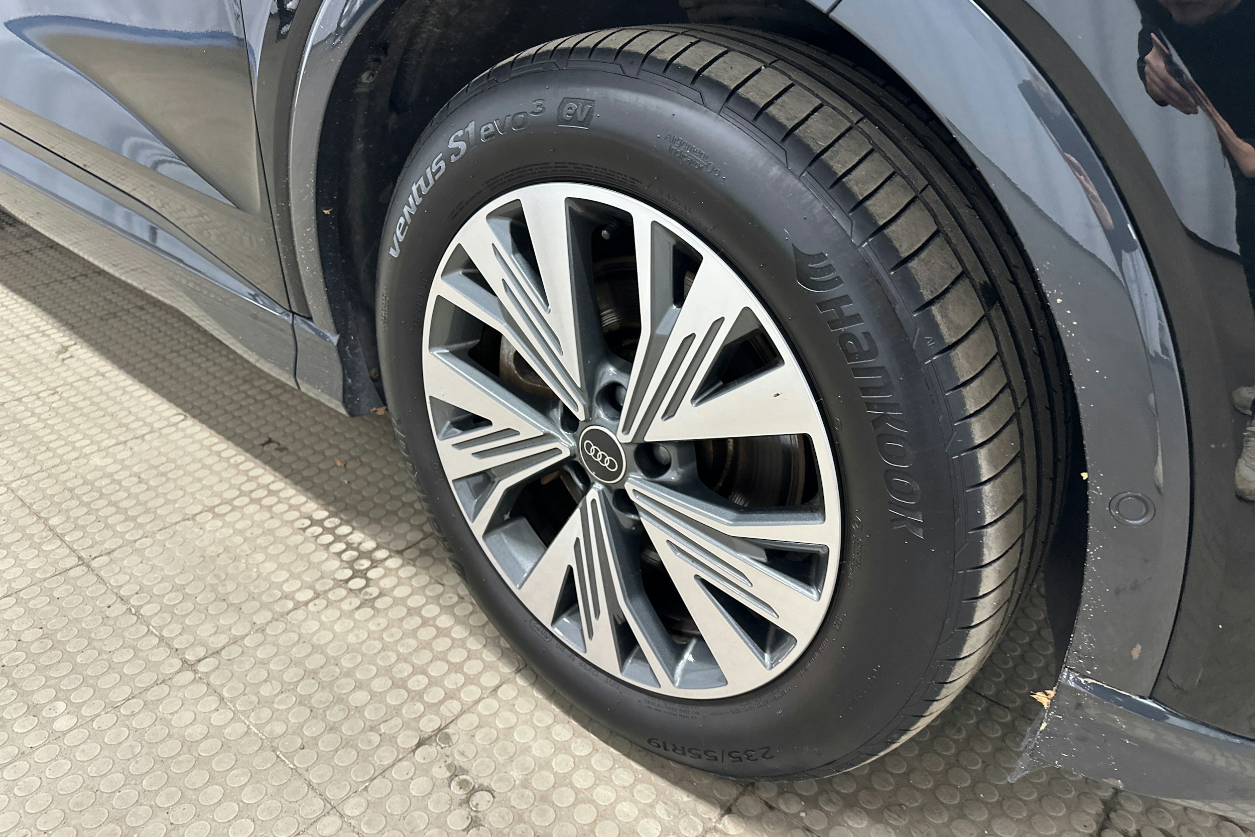 musta Audi Q4 e-tron 2023 kuva 13.