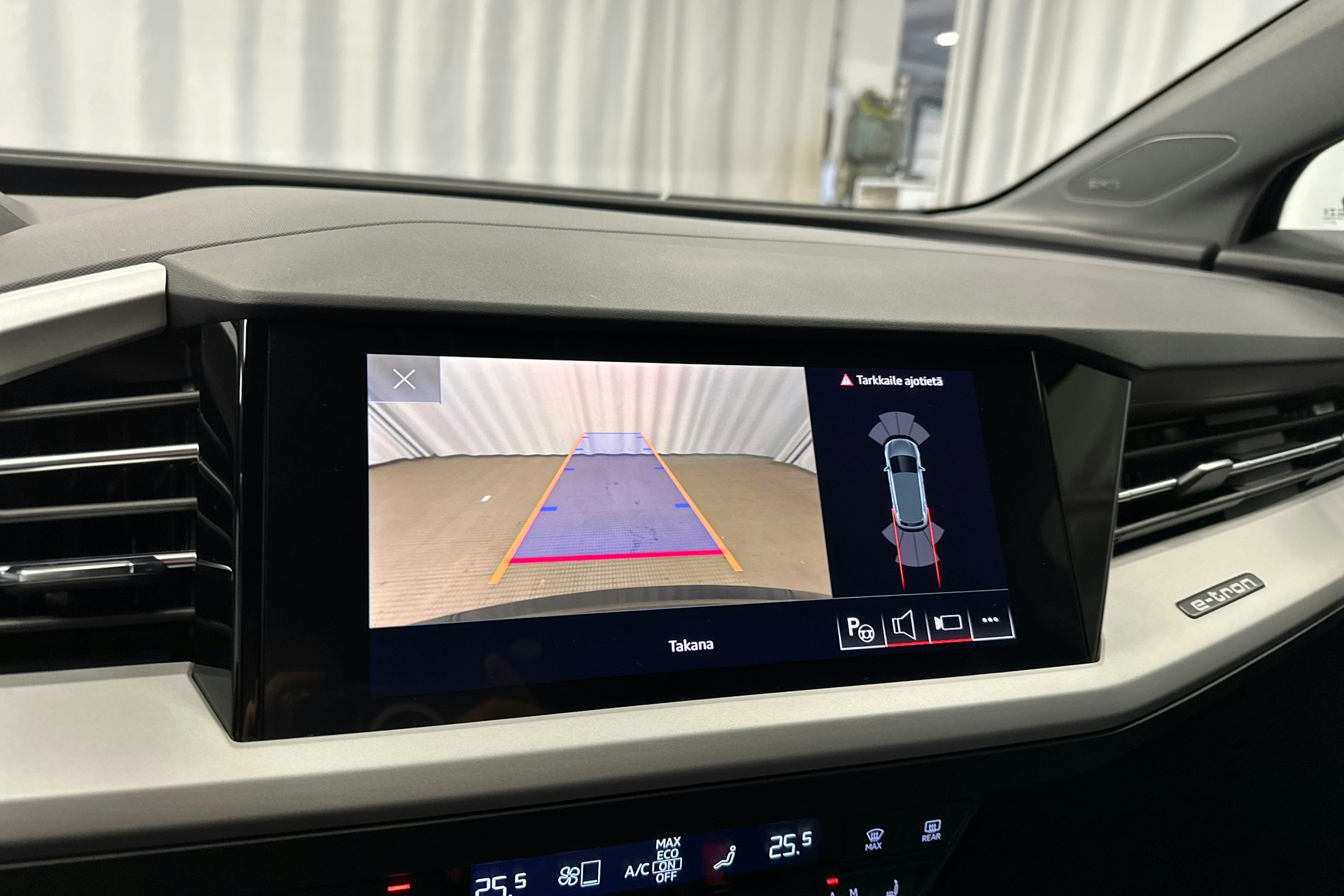 musta Audi Q4 e-tron 2023 kuva 19.