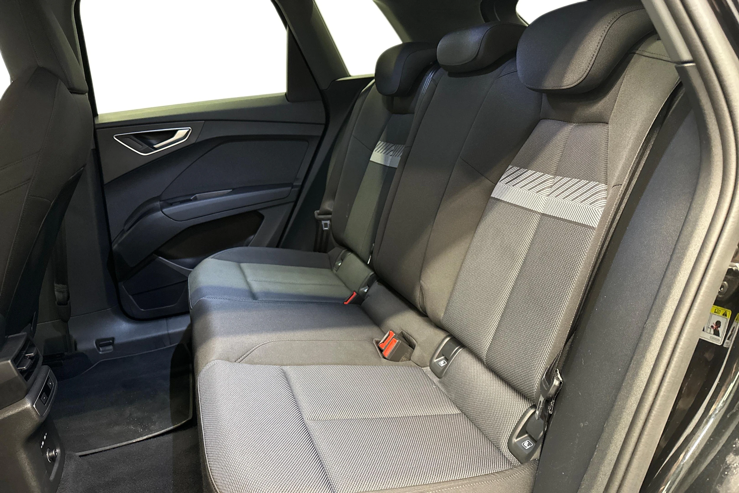 musta Audi Q4 e-tron 2023 kuva 8.
