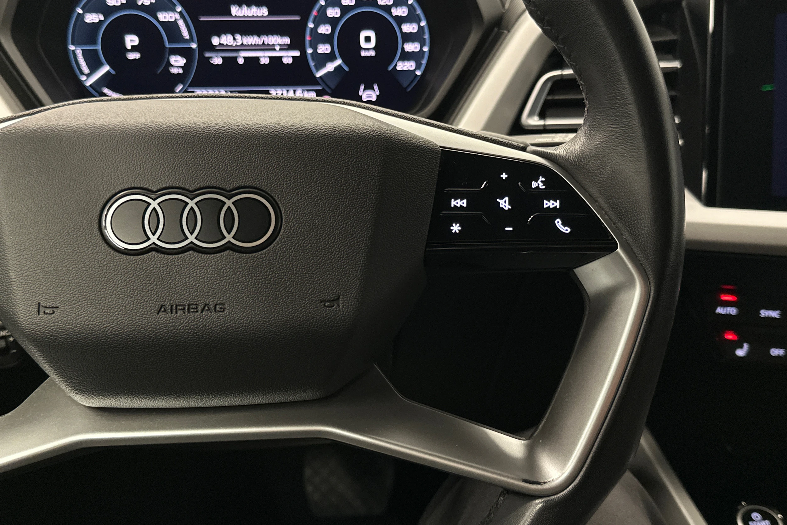 musta Audi Q4 e-tron 2023 kuva 12.