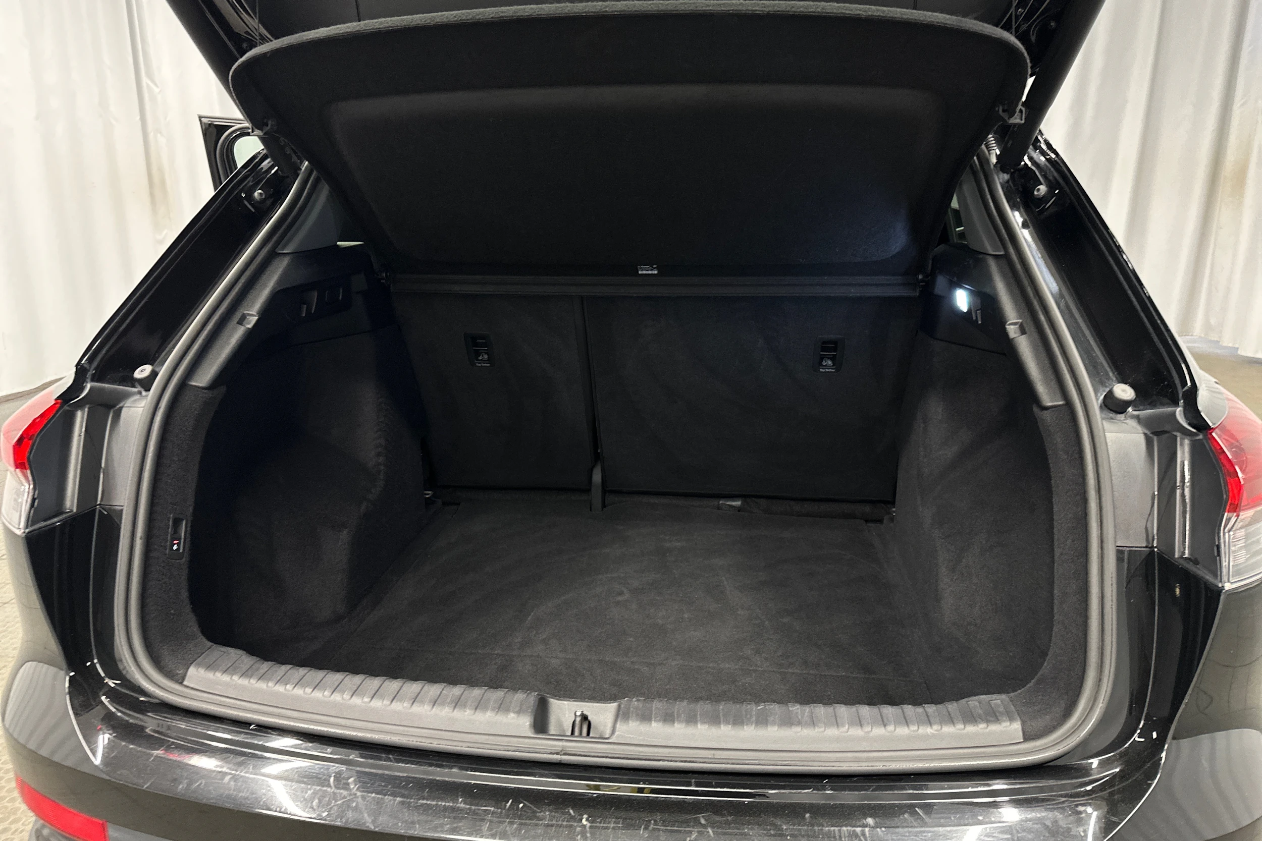 musta Audi Q4 e-tron 2023 kuva 33.