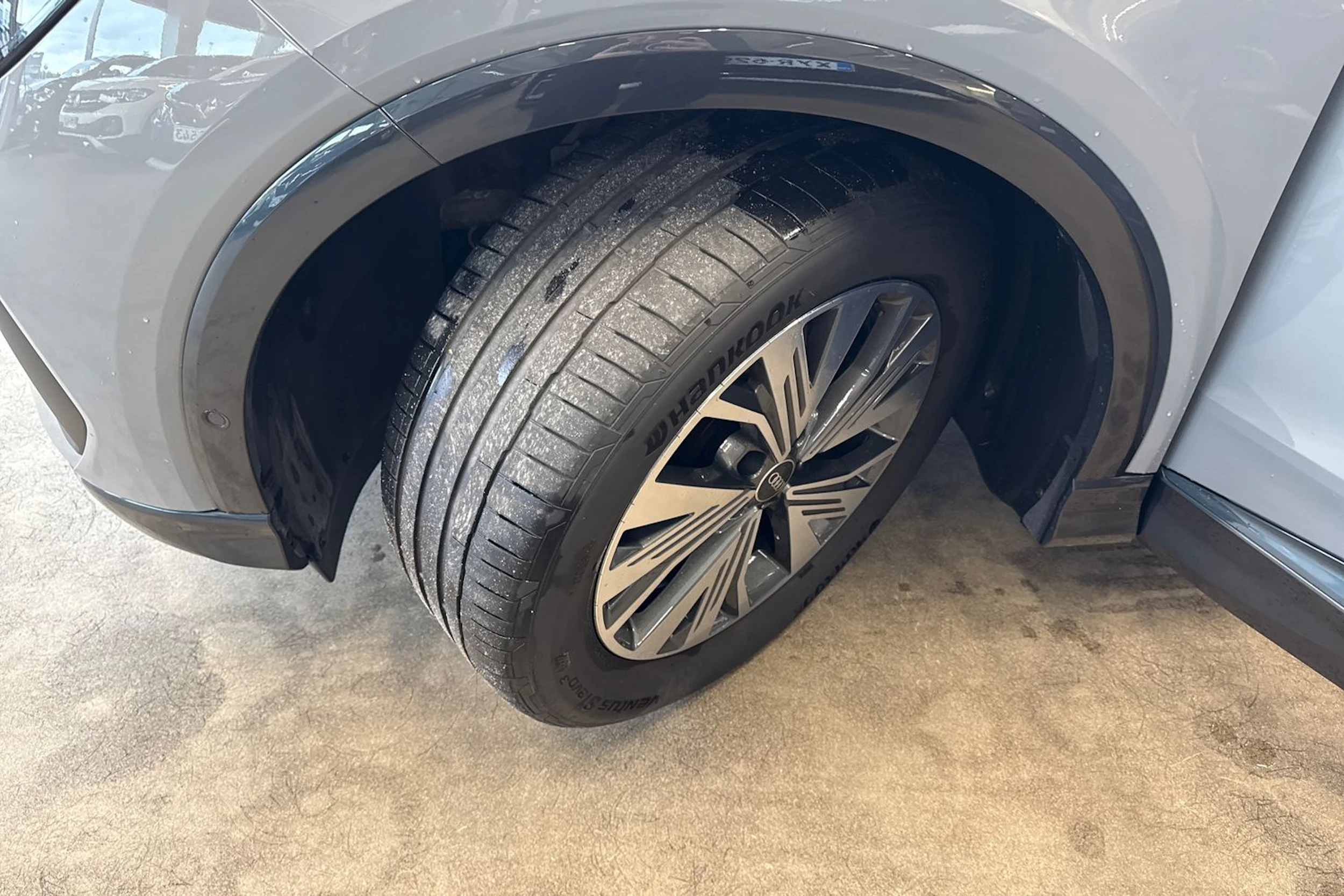 harmaa Audi Q4 e-tron 2023 kuva 10.