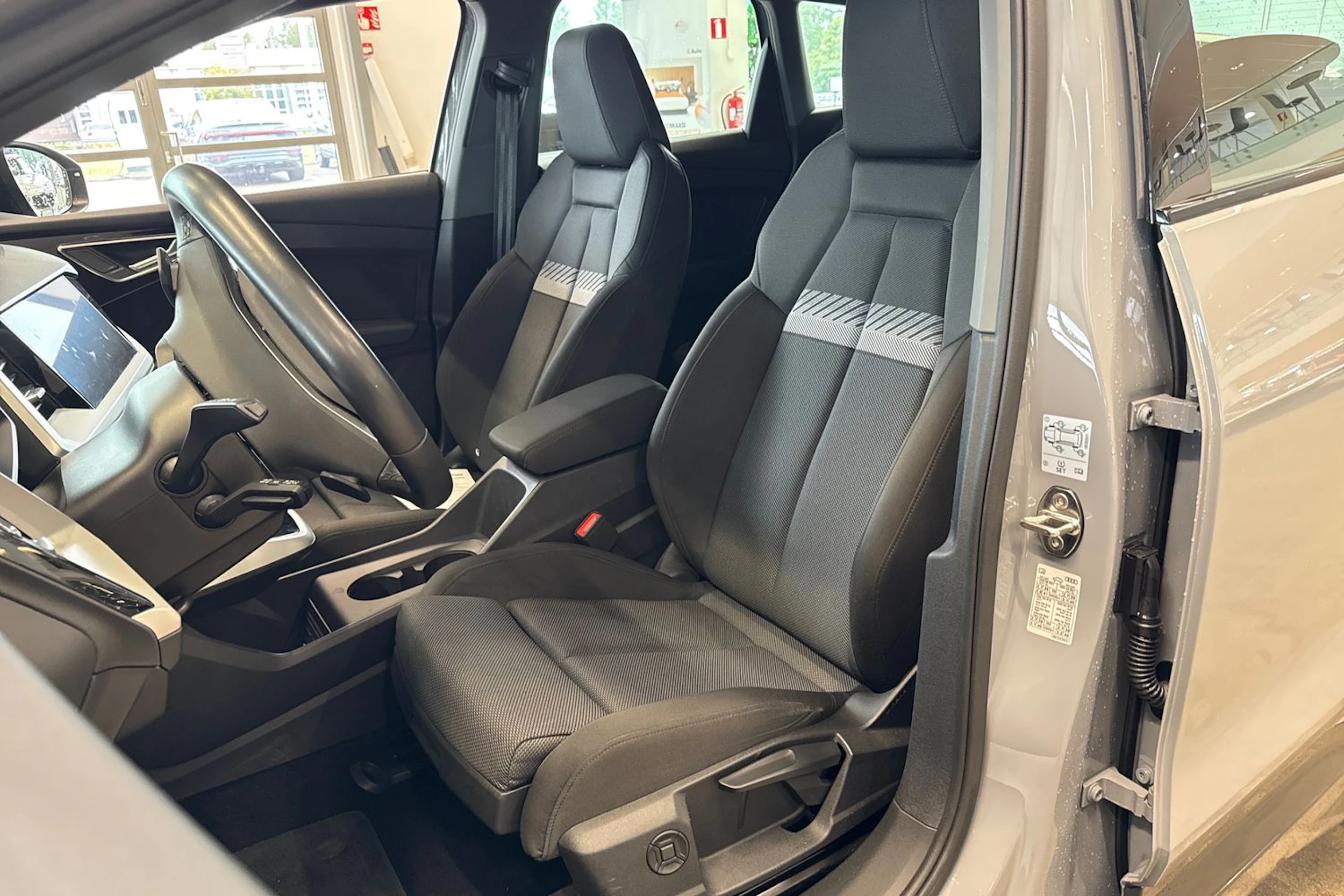 harmaa Audi Q4 e-tron 2023 kuva 14.