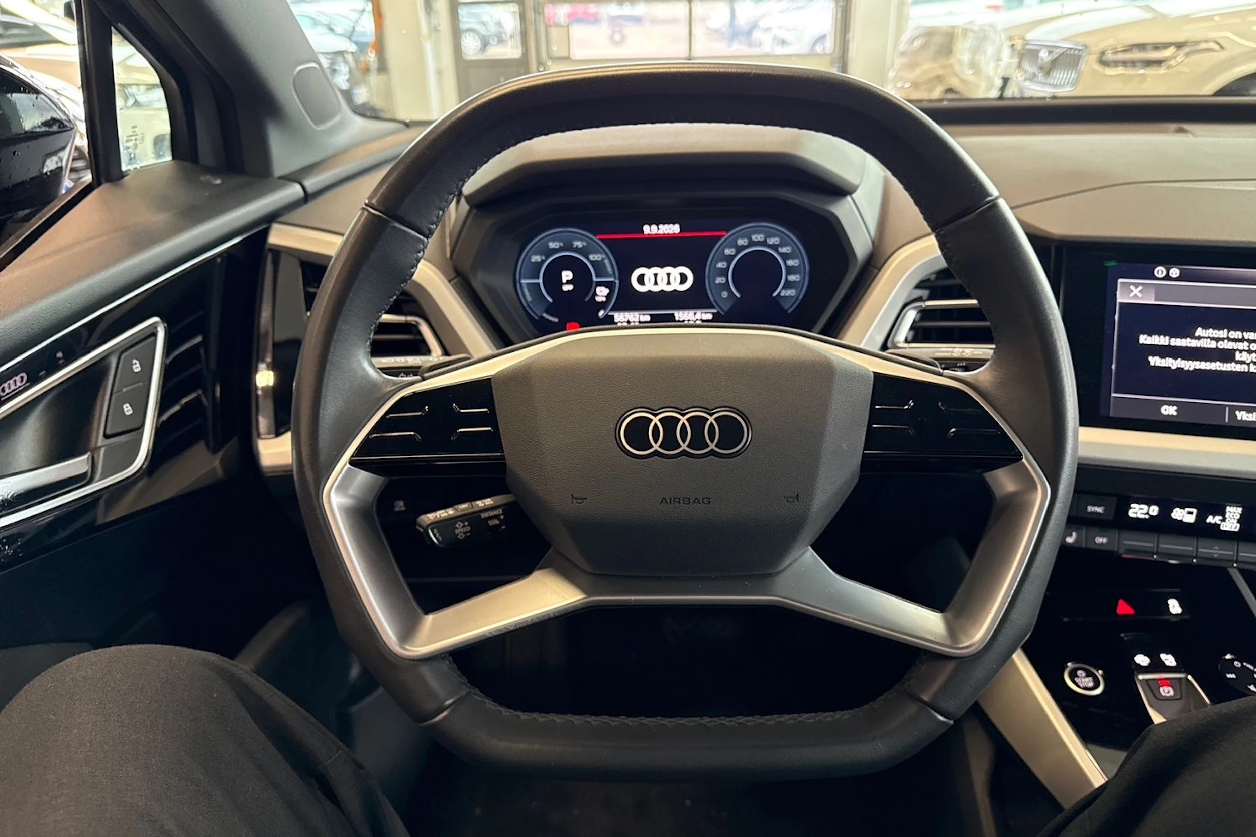harmaa Audi Q4 e-tron 2023 kuva 15.