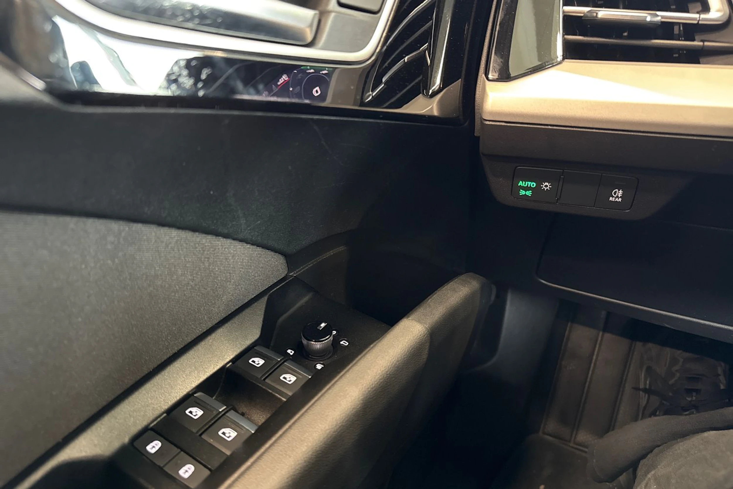 harmaa Audi Q4 e-tron 2023 kuva 21.
