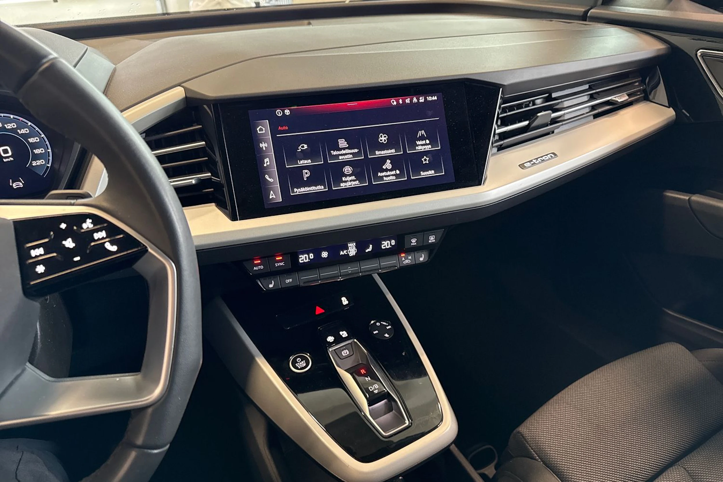 harmaa Audi Q4 e-tron 2023 kuva 28.
