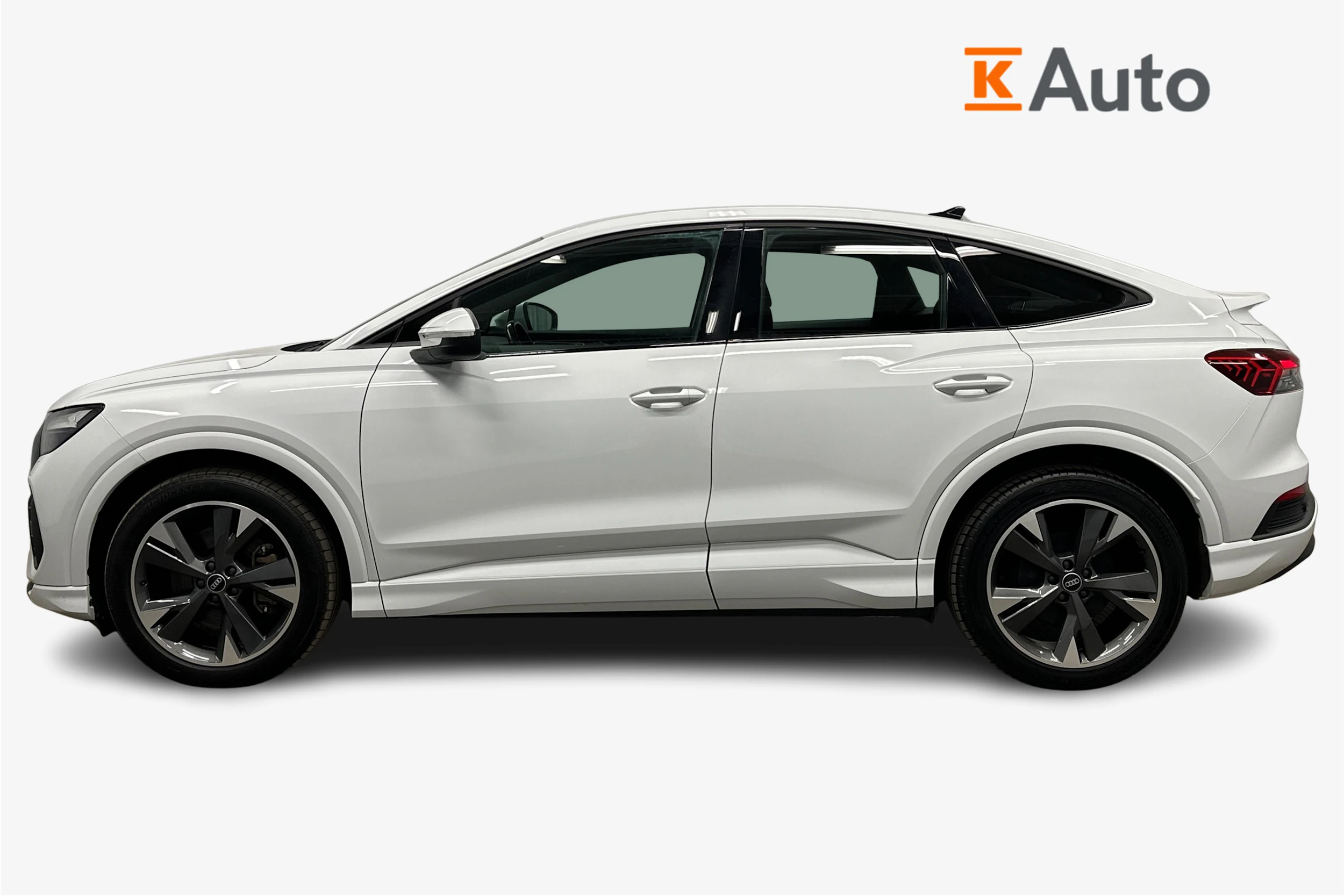 valkoinen Audi Q4 e-tron 2023 kuva 5.