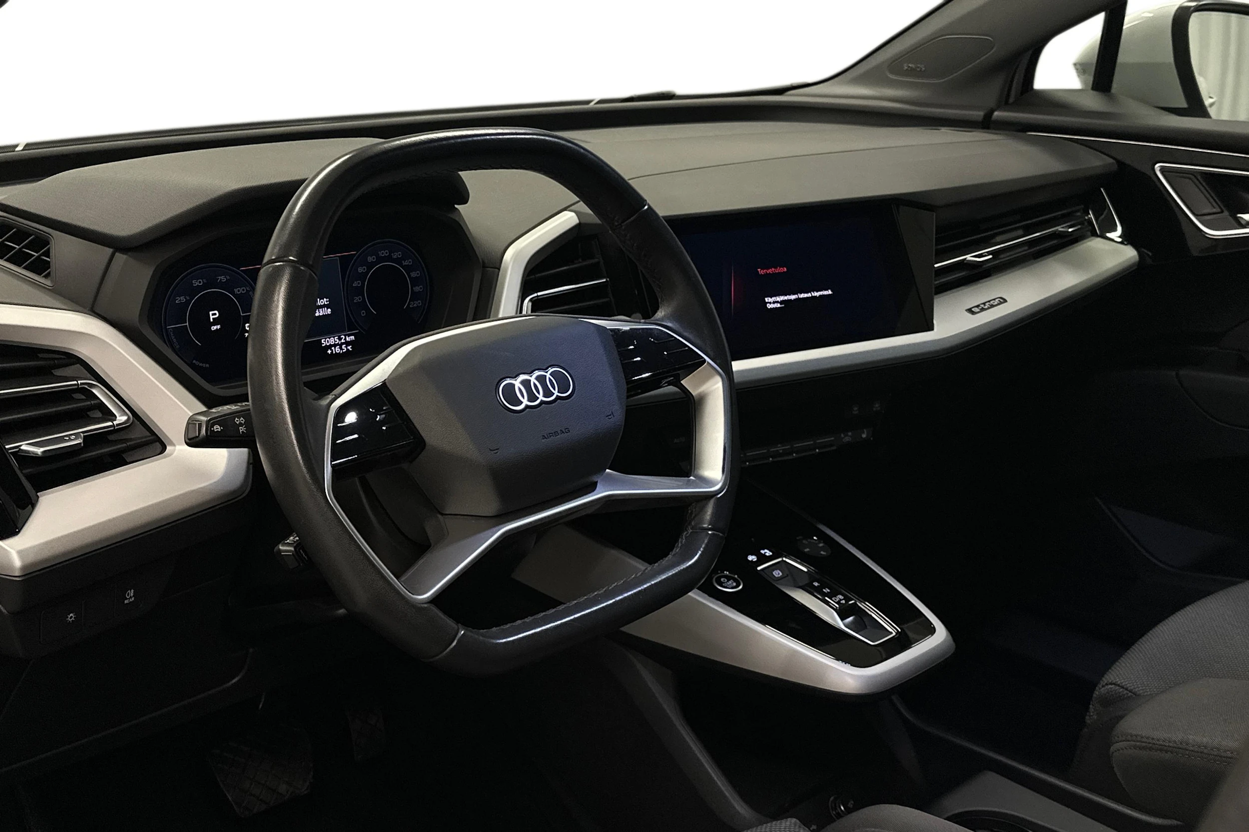 valkoinen Audi Q4 e-tron 2023 kuva 6.